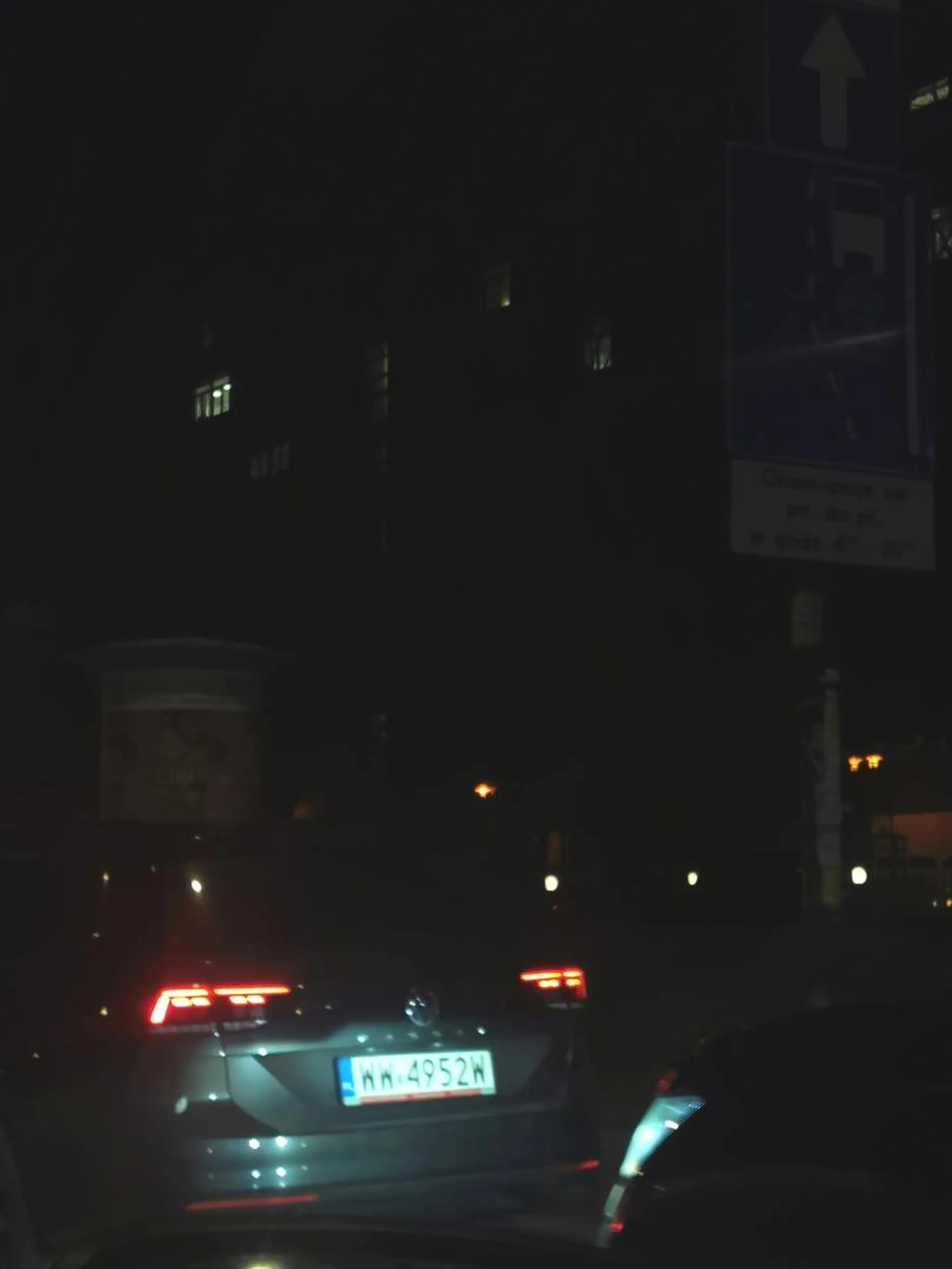 Bezczelnie jeździ buspasem.