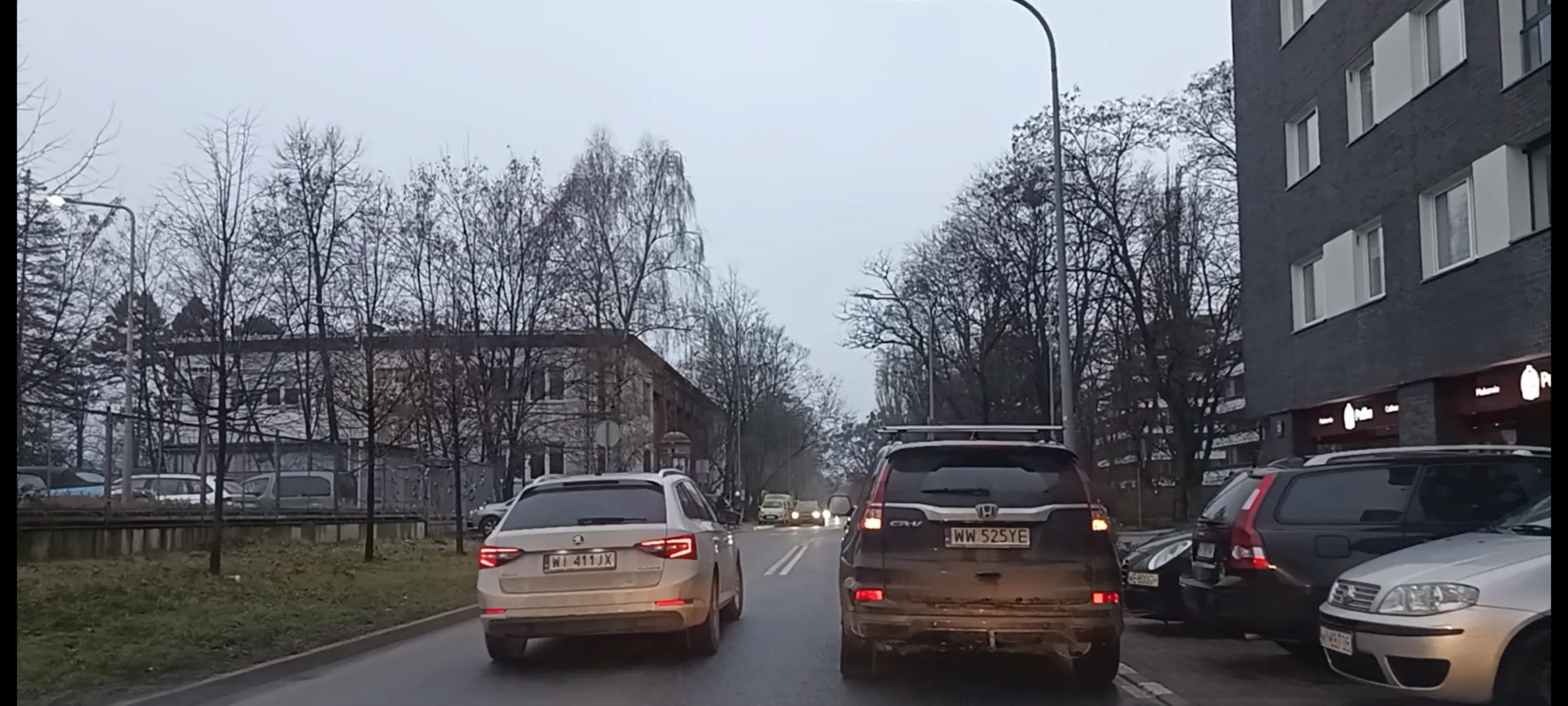 Wrak zalega na jezdni  w miejscu zakazu zatrzymywania się i postoju, blokując ruch i wyjazd z miejsc parkingowych.