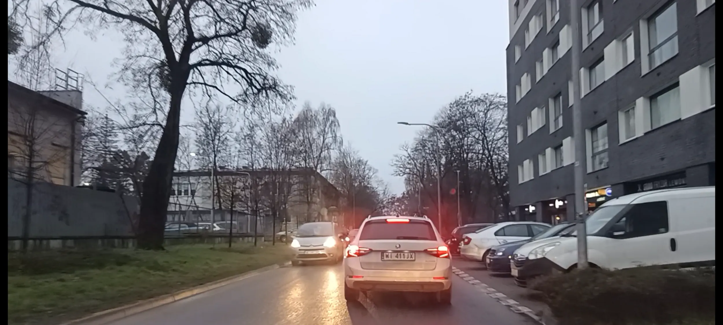 Wrak zalega na jezdni  w miejscu zakazu zatrzymywania się i postoju, blokując ruch i wyjazd z miejsc parkingowych.