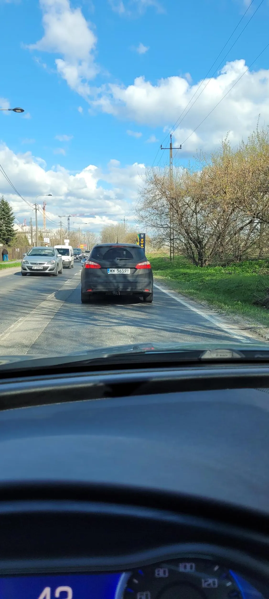 Wyprzedzał na podwójnej ciągłej, przy skrzyżowaniu, podczas gdy kierowca przede mną skręcał w lewo. Ktoś musi myśleć za siebie i za takich odlotów, bo inaczej wyślą cie do szpitala