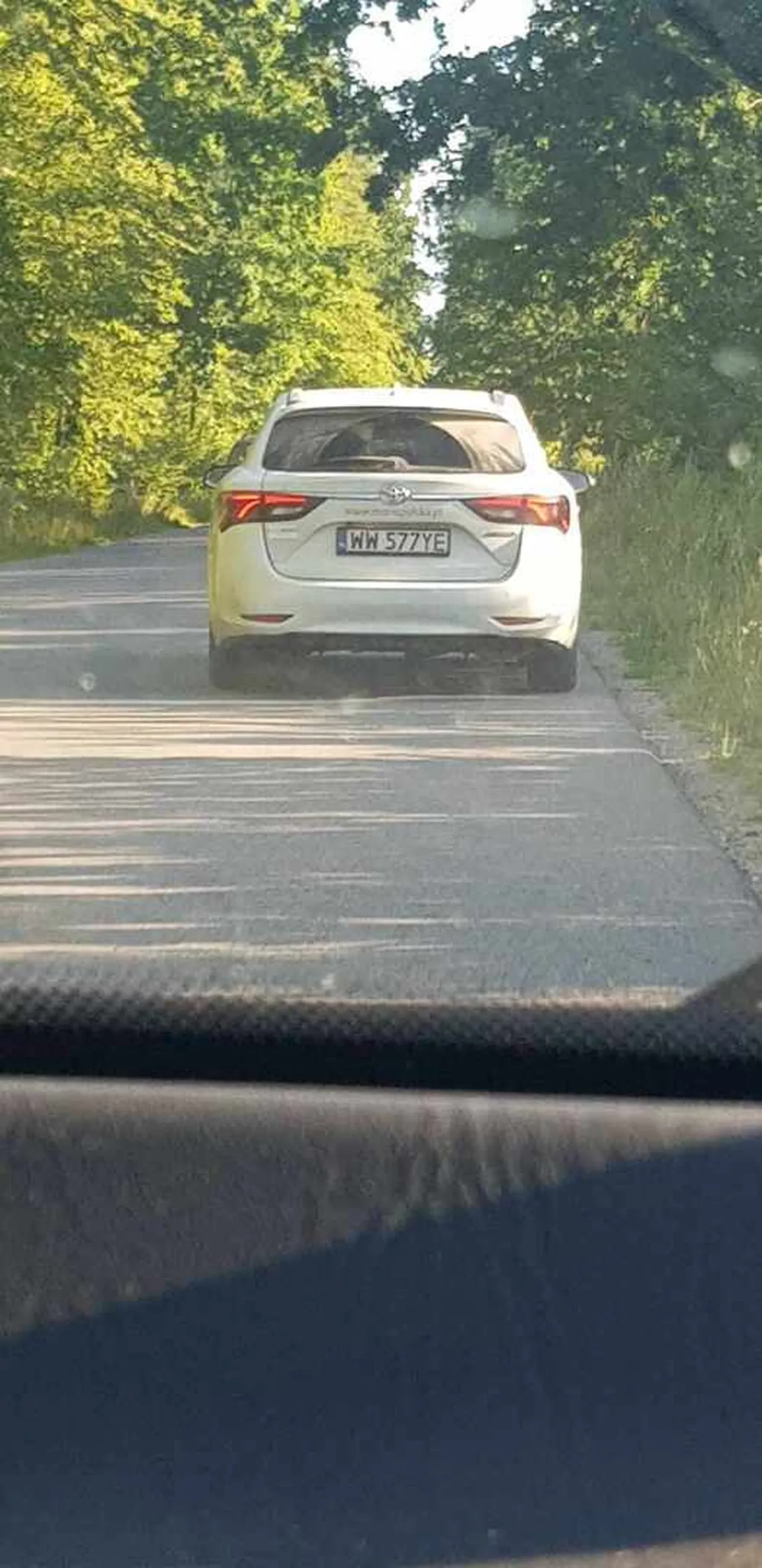 Jeździ jak pijany, od prawej do lewej, od lewej do prawej, środkiem, hamuje w losowych momentach. Imbecyl