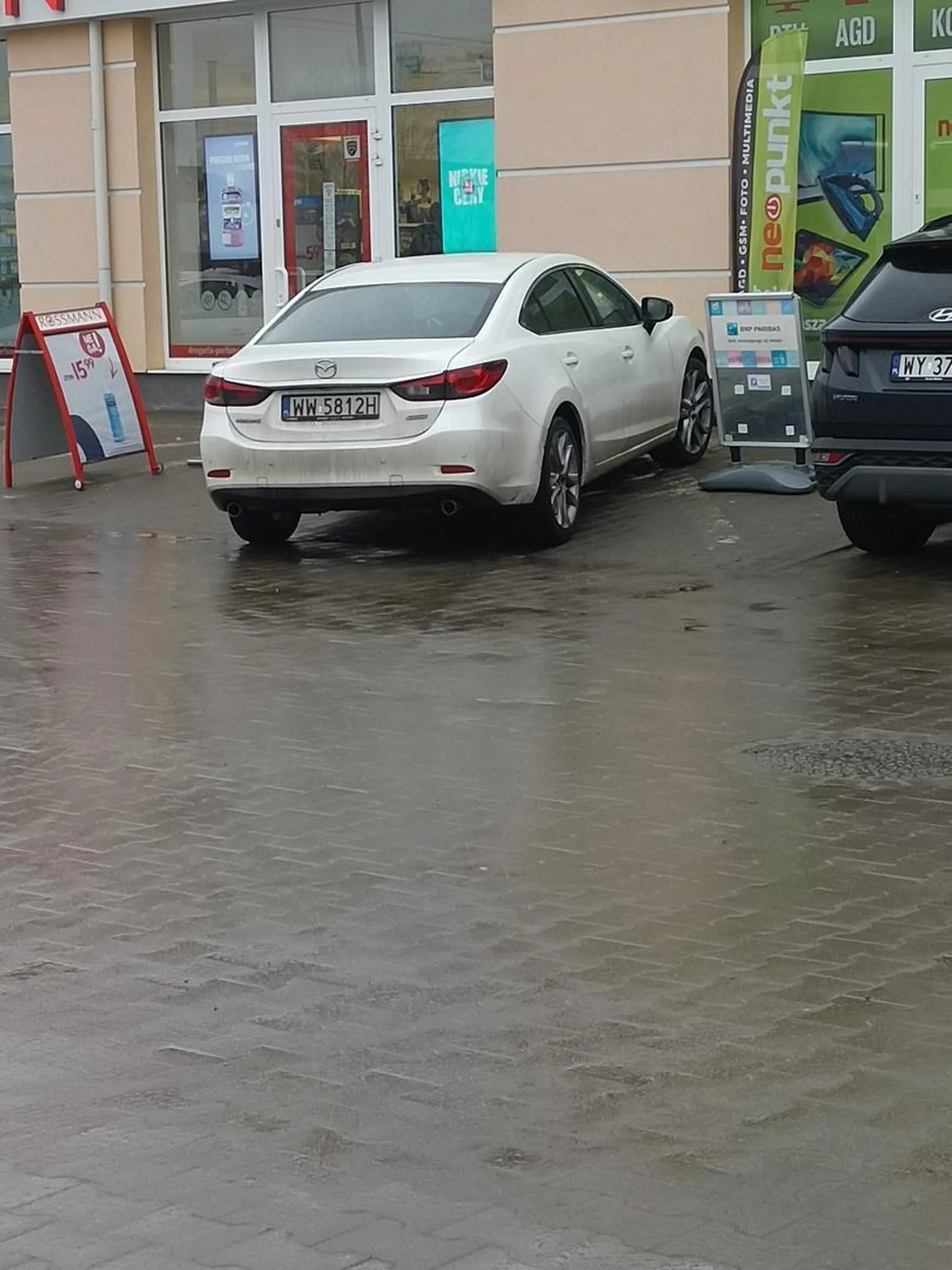 Szkoda że nie wjechał do sklepu i to proste parkowanie. Niestety dobry samochód nie równa się z dobrym myśleniem