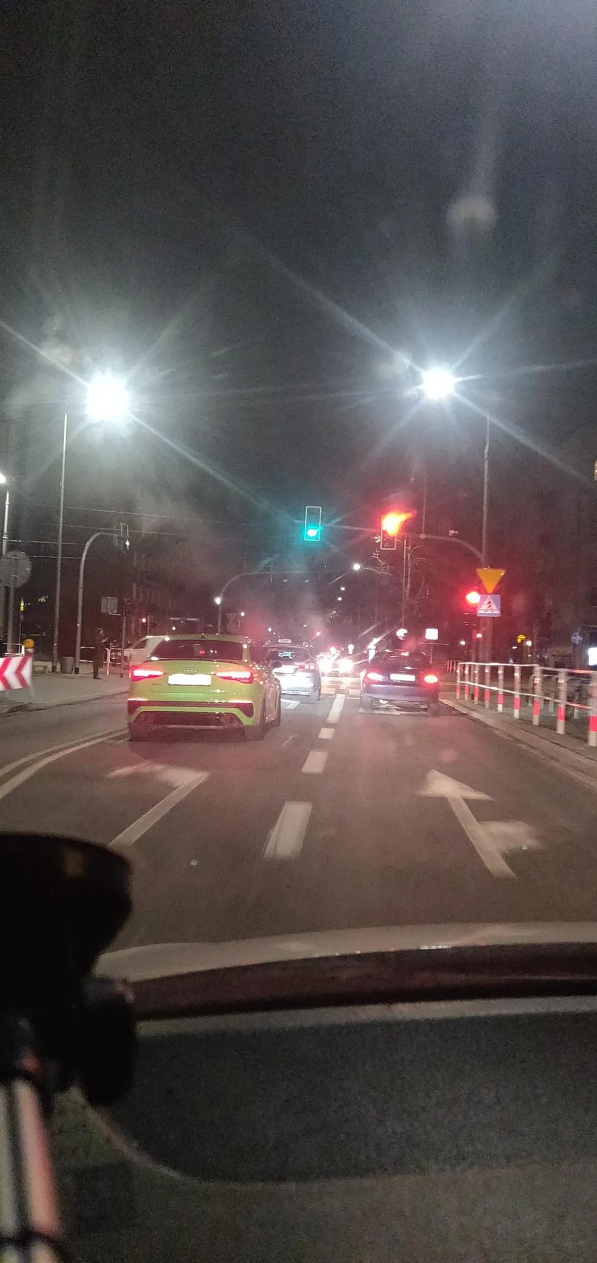 Kierowca jeździ niebezpiecznie i zmienia pasy ruchu bez kierunkowskazóe.