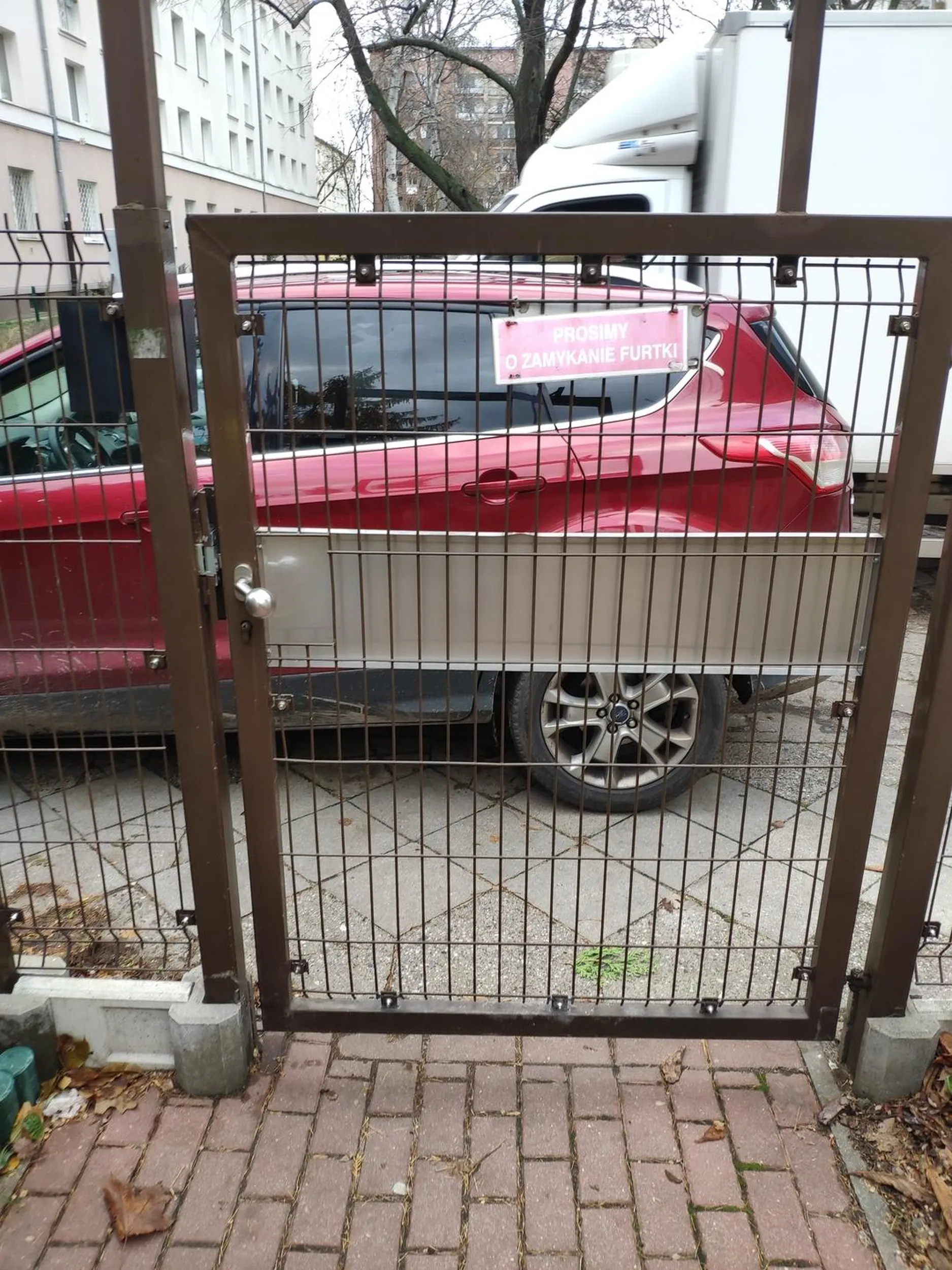 Nie używa mózgu. Zaparkował centralnie przed furtką