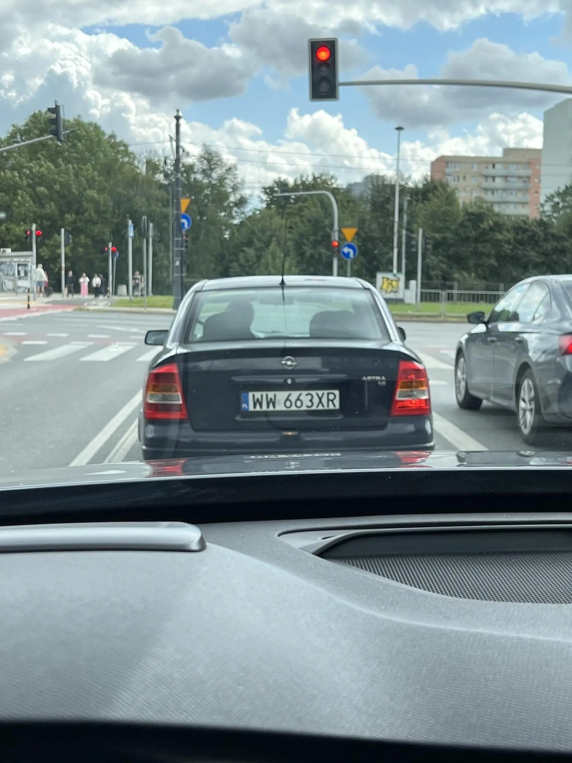 Siwy dziadek szpanuje astrą. Jechałem za busem, skręcał w prawo i zwalniał powoli, za mną jeszcze dwa samochody, i nagle widzę w lusterku lewym opla astrę, wyprzedził 3 samochody mijając pasy nie przepuszczając też pieszych i podwójną ciągłą, następnie kawałek dalej, próbował wyprzedzać na pasach eLkę i inny samochód. Mało nie spowodował wypadku w 2 miejscach na odcinku kilometra, na 30 jechał 50. Tragedia