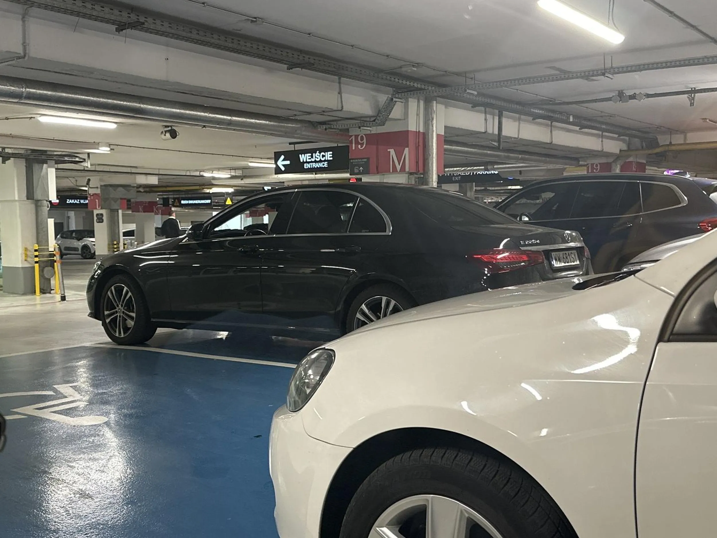 Pajac z Mercedesika parkuje na miejscu dla niepełnosprawnych.