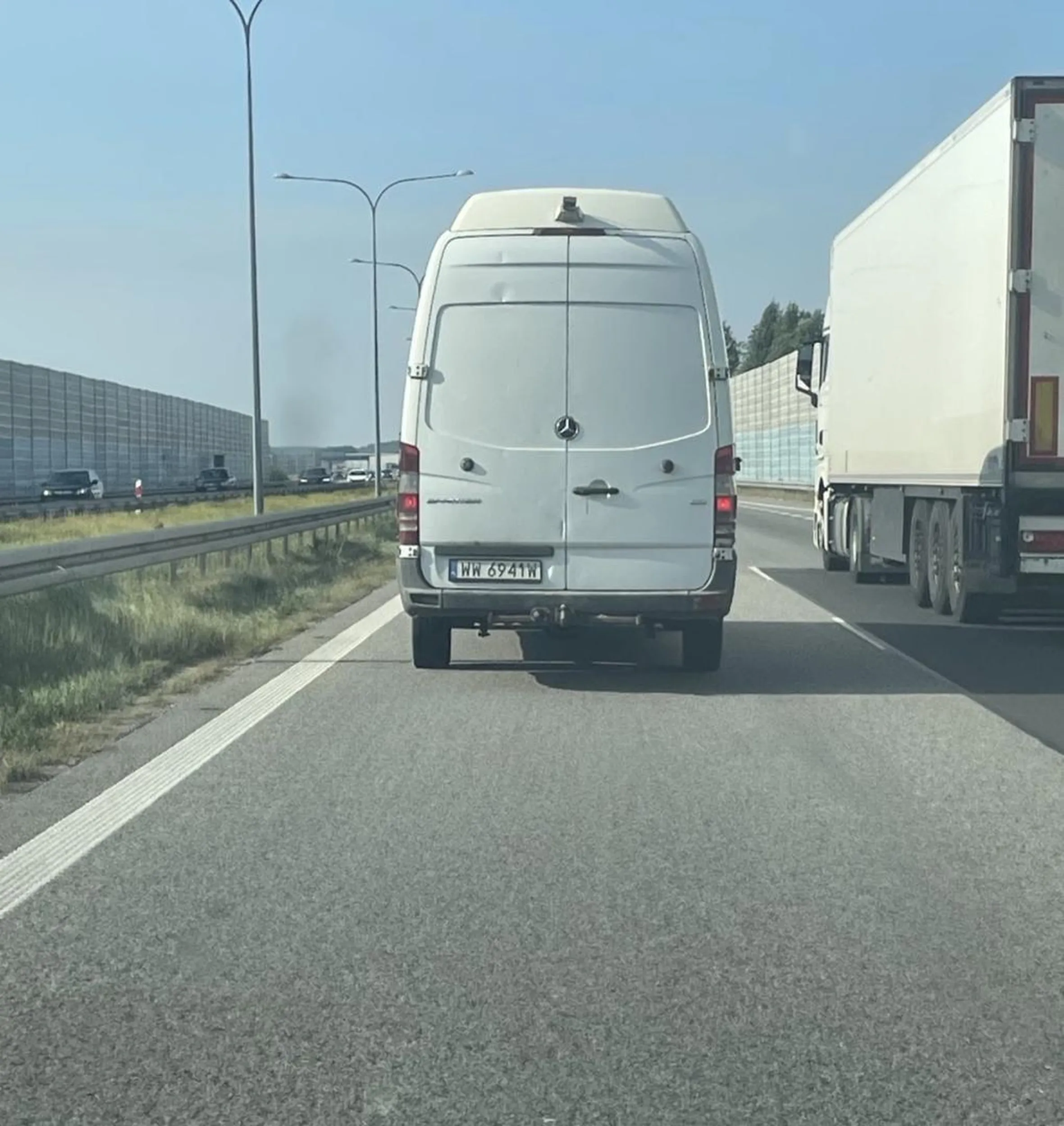 Zajeżdża drogę na A2