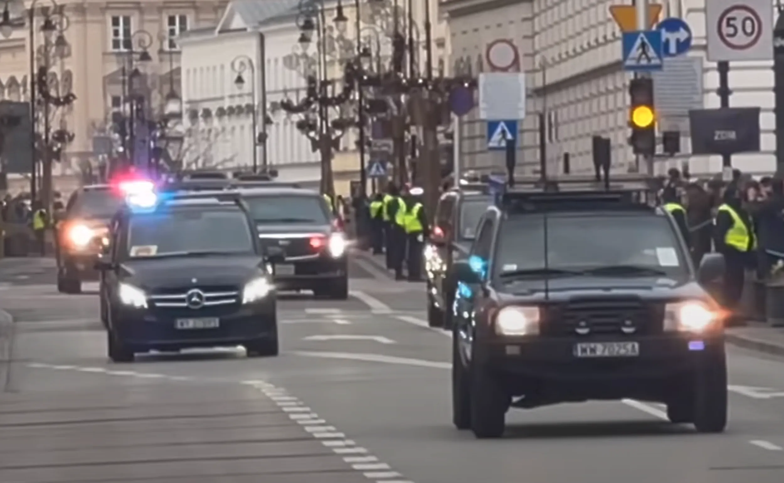 ktoś ważny, skoro jedzie w kolumnie Joe Bi dena