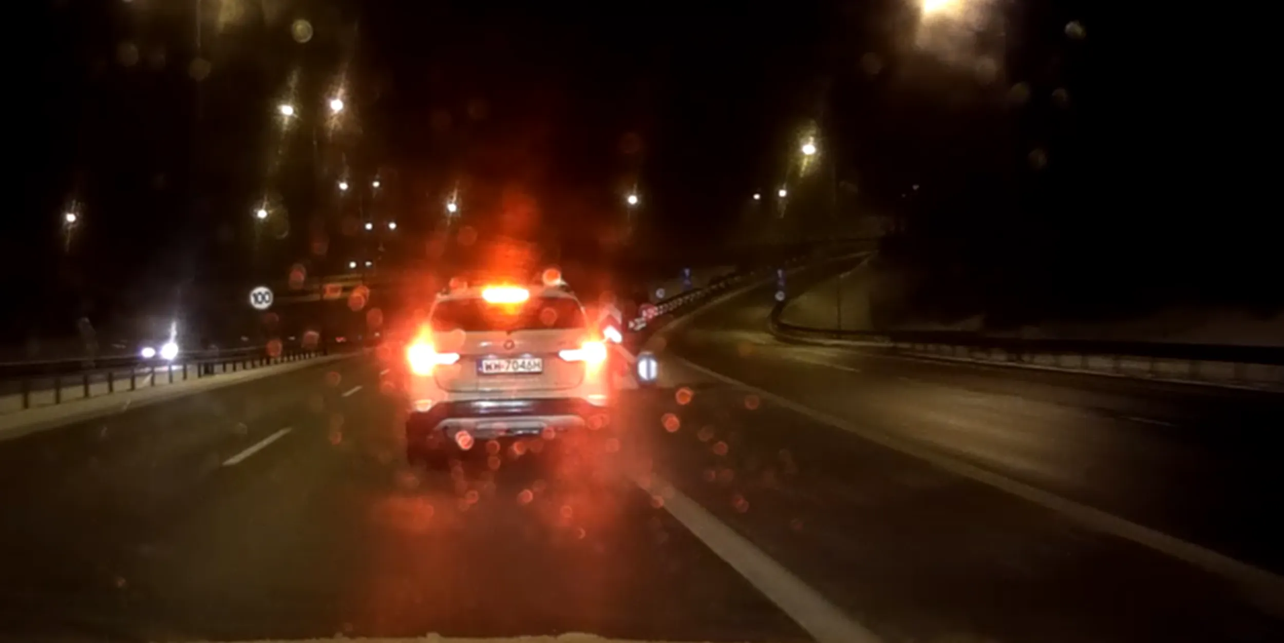 Uważajcie na tego typa. Białe BMW X3 lub X5. Rejestracja WW 7046Y. Próbował spowodować wypadek i/lub wymusić odszkodowanie. Przy niewielkim ruchu, na śliskiej nawierzchni w nocy, wyprzedził i zamiast pojechać dalej zajechał drogę i nagle wcisnął hamulec przy ok 100km/h i później jeszcze kilka razy. Udało mi się wyhamować. Całe zdarzenie się nagrało. Nie wyszło więc przyspieszył i odjechał.