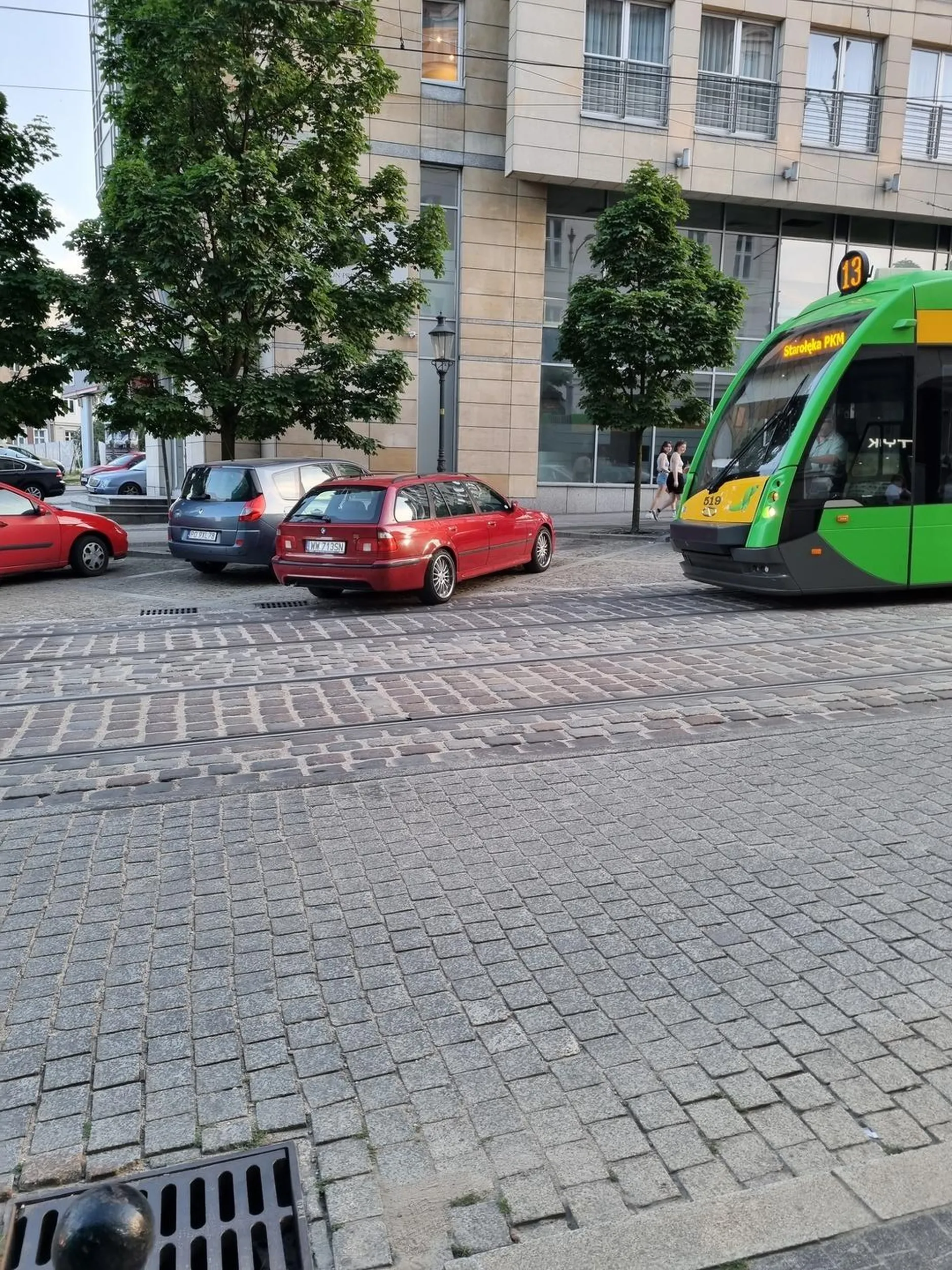 Mistrz parkowania... na pewno z pozdrowieniami od pasażerów zablokowanego tramwaju
