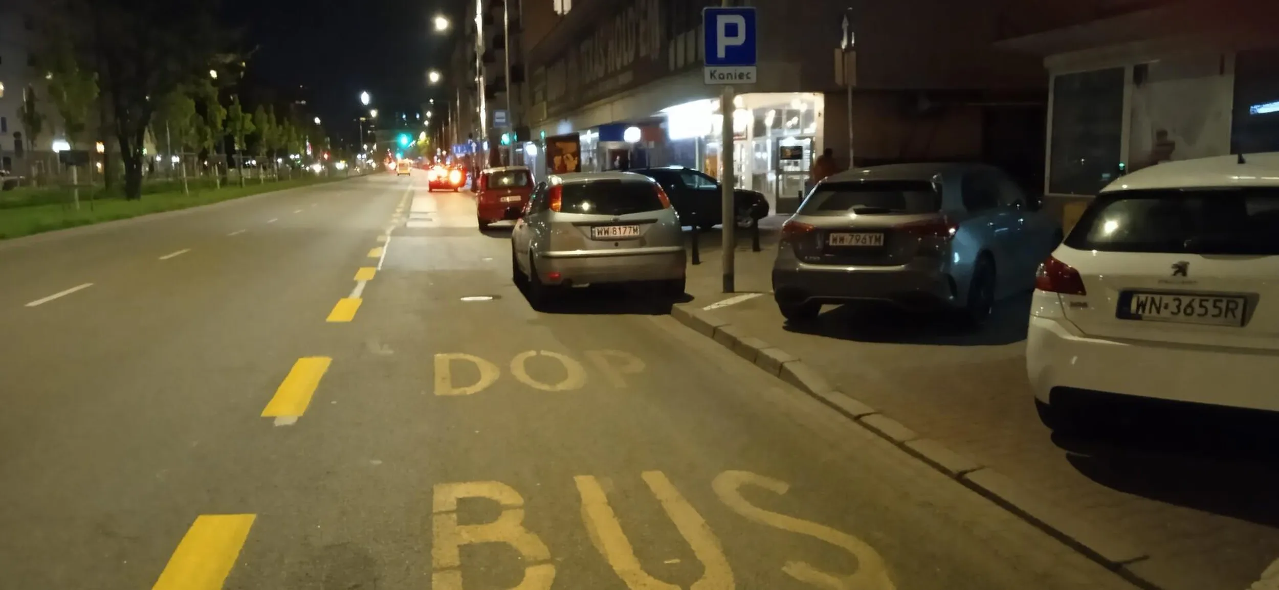 Patrzcie jak parkuje. Tak, to jest bus-pas tuż przed przystankiem autobusowym.
