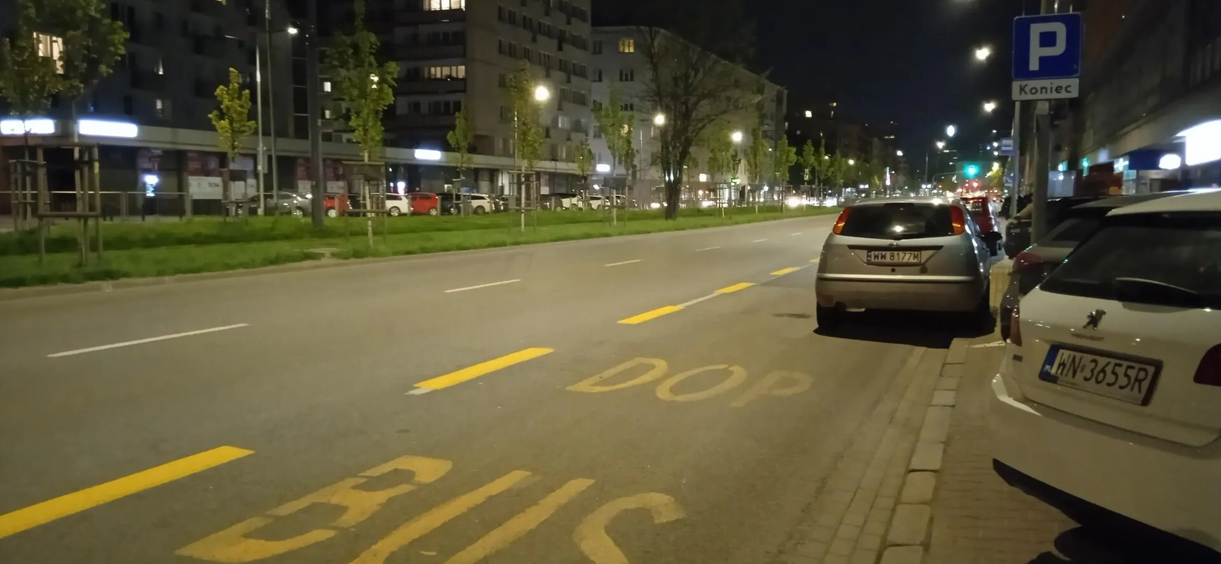 Dostawca pizzy parkujacy pod pizzeria Hallo Pizza. Najwygodniej jest mu parkować na bus pasie tuż przed przystankiem autobusowym D-15. Policja zawiadomiona.