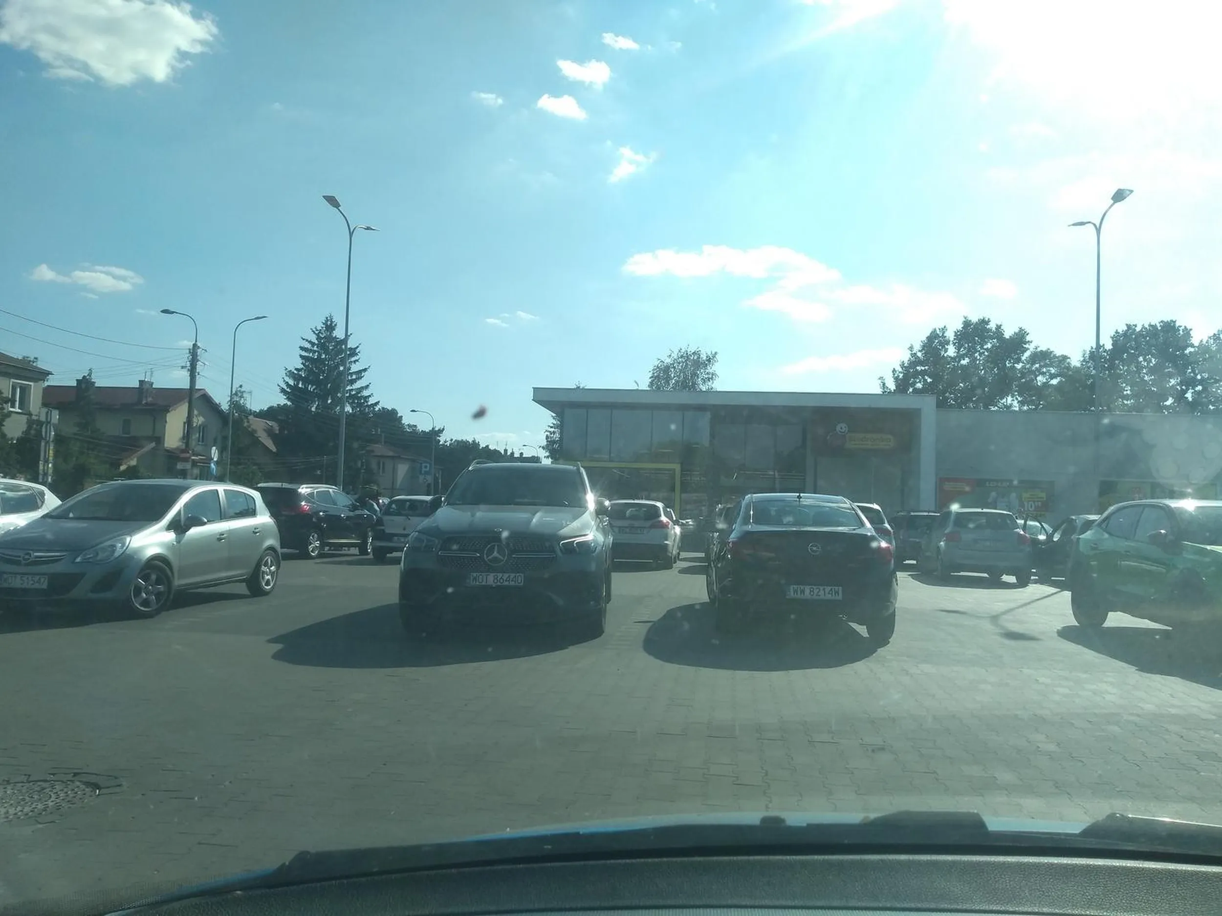 Pod Biedronką w dzień handlowy stały sobie dwa pe***y, jeden duży drugi gruba baba.