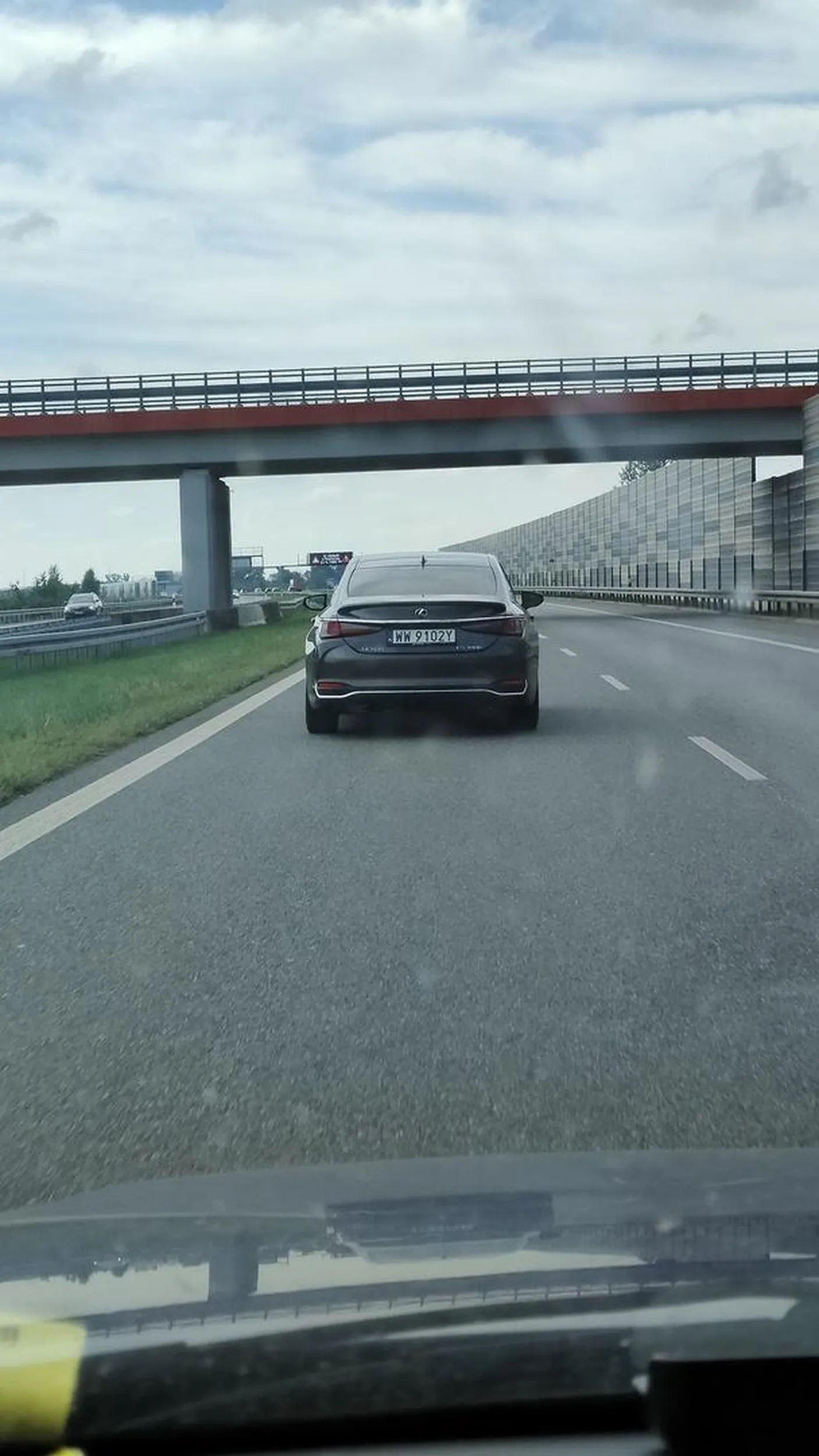 Gruby dziad Lexusem z blondyną na ekspresówce w kierunku Łodzi, jedzie tylko i wyłącznie lewym pasem, nie da się go wyprzedzić. Chcesz go wyprzedzić, to przyspiesza nawet 190km/h, przestajesz go wyprzedzać (bo po co jak już nagle jedzie 190km/h), to spowrotem zaczyna się wlec i tak w kółko, zrobi wszystko byle nikt go nie wyprzedził. 30 minut taki cyrk robił. Trzeba jakoś się odbić na kompleksie małego ***** prawda ?