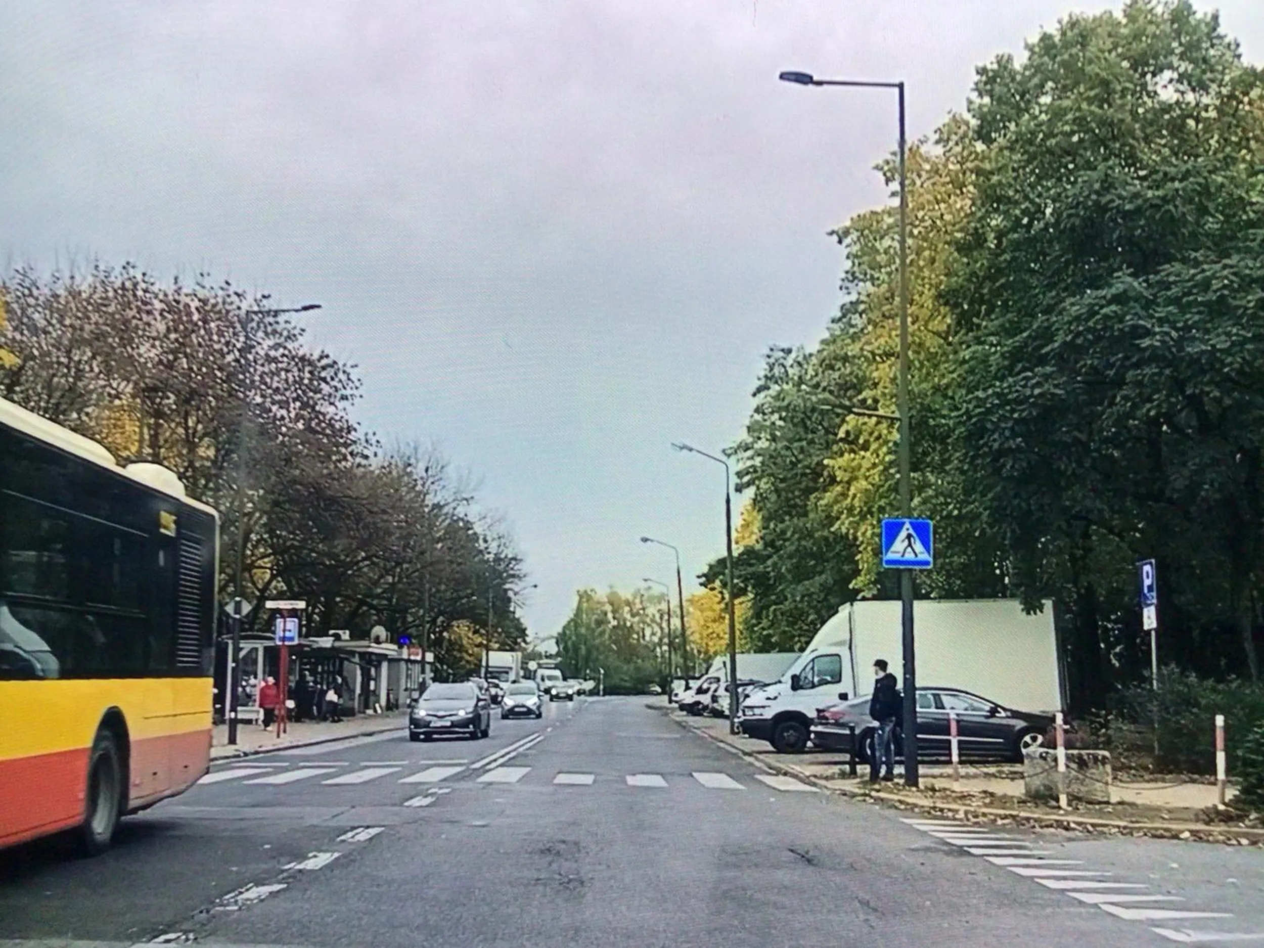 Dziad z Toyoty nie ustąpił pieszemu pierwszeństwa na przejściu, mandat 1500 zł a w warunkach recydywy 3000 zł za to się należy plus utrata prawa jazdy na pół roku.