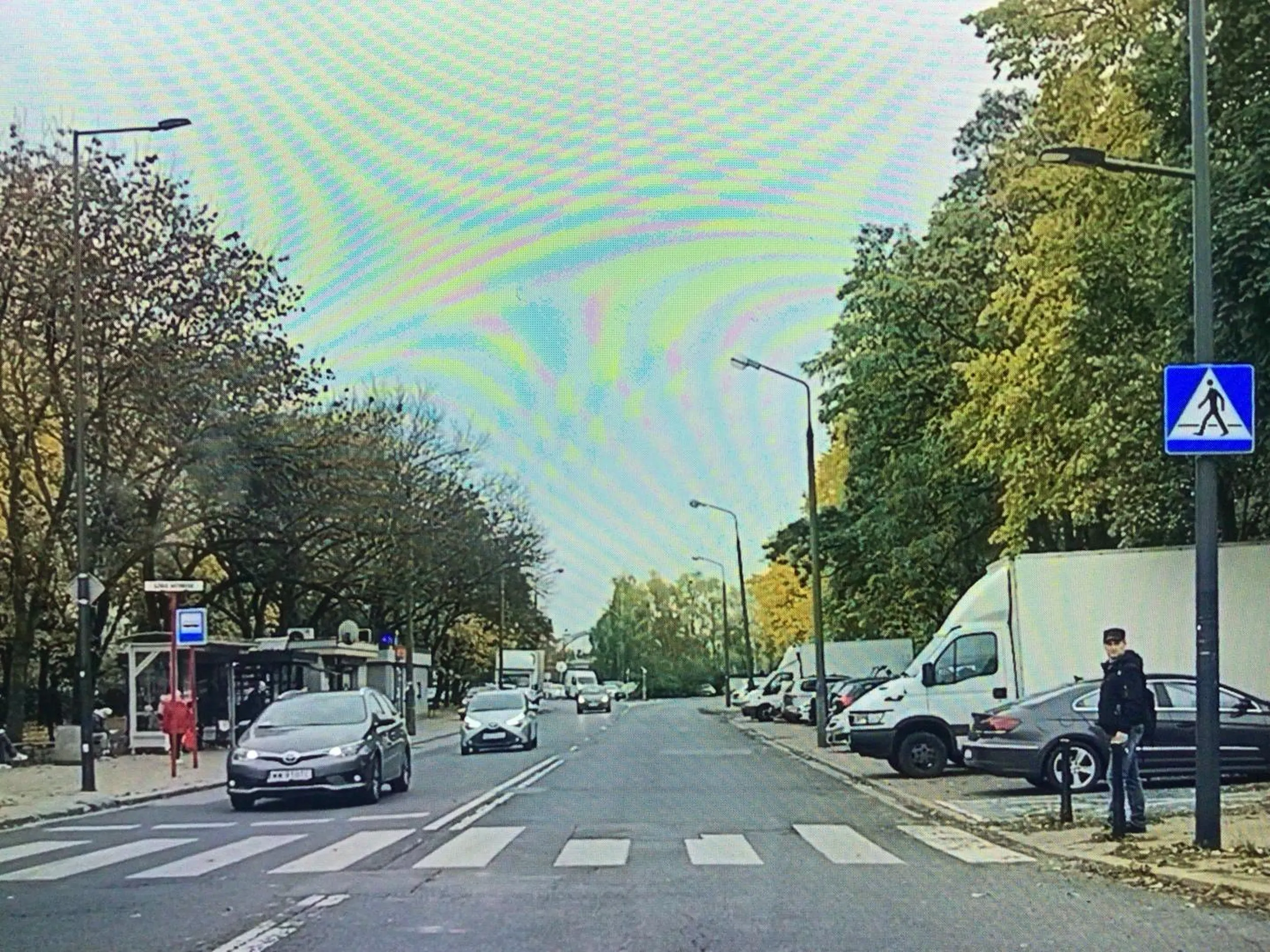 Dziad z Toyoty nie ustąpił pieszemu pierwszeństwa na przejściu, mandat 1500 zł a w warunkach recydywy 3000 zł za to się należy plus utrata prawa jazdy na pół roku.