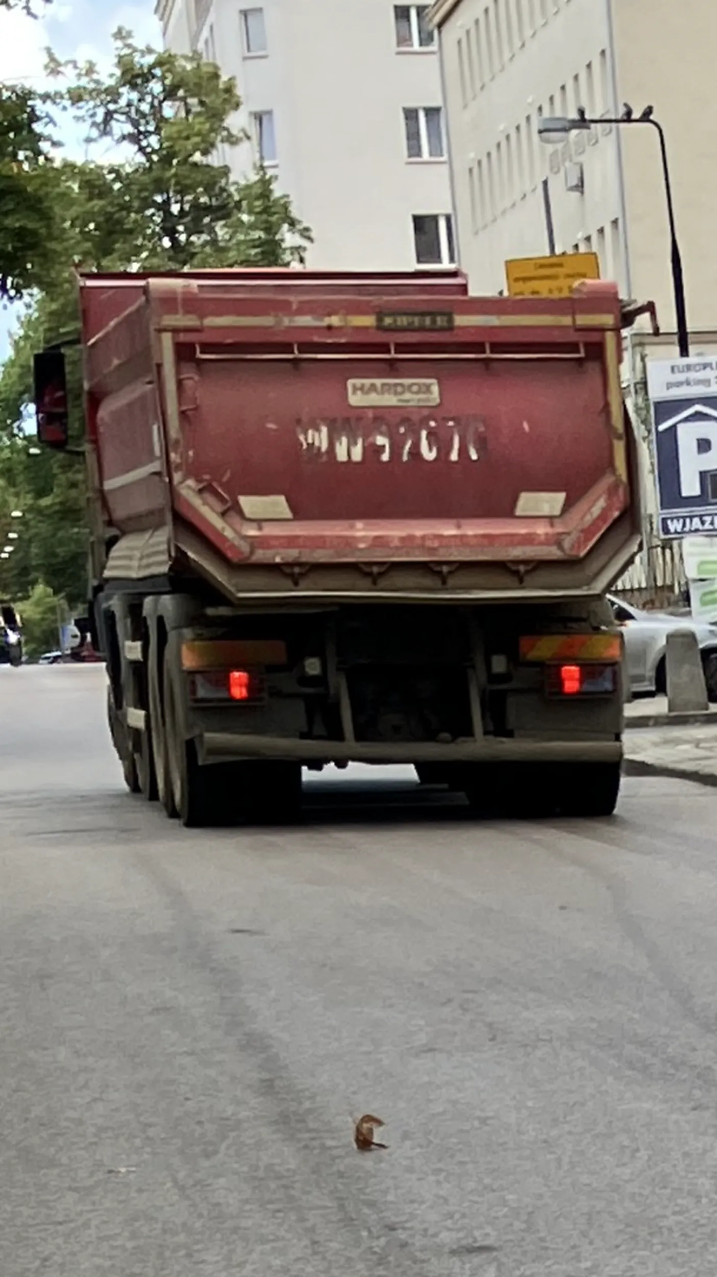 Pajac w ciężarówce chciał wymusić odjazd prawidłowo zaparkowanego pojazdu gdyż zapewne musiał dłużej pomanewrować z piaskiem na budowę. Po drugie zablokował ruch z parkingu jednego z biurowców. Warszawa dn 07.08.23 godz 17-18 ul Puławska/ pl Unii