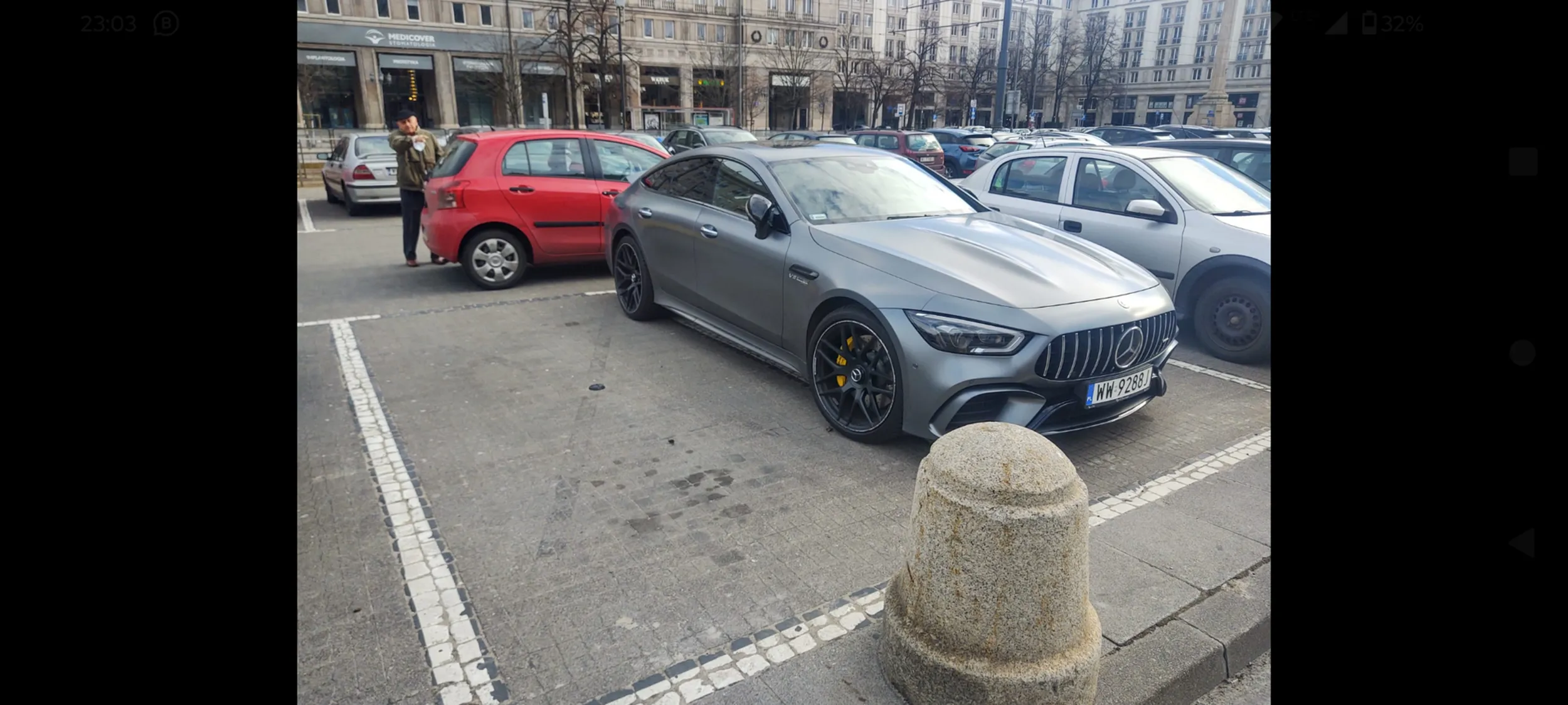 Zajmowanie swych miejsc to standard dla tego pacana