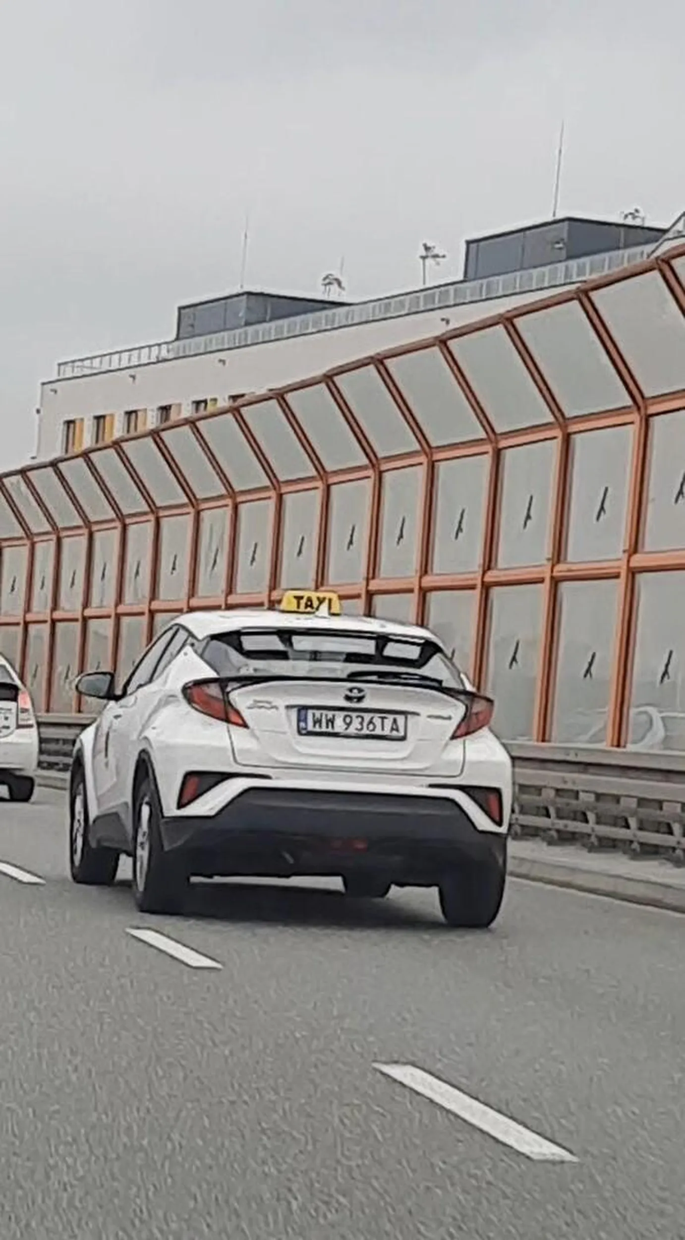 Jechał jak po dragach, szybkie, niebezpieczne i niesygnalizowane zmiany pasów, siedzenie na ogonie, jechanie slalomem po swoim pasie, przekraczanie prędkości. Trasa Łazienkowska, Wał Międzeszyński i zjazd z Trasy Siekierkowskiej w Marsa. 13.10.2023. Nie polecam korzystania z jego usług taksówkowych.