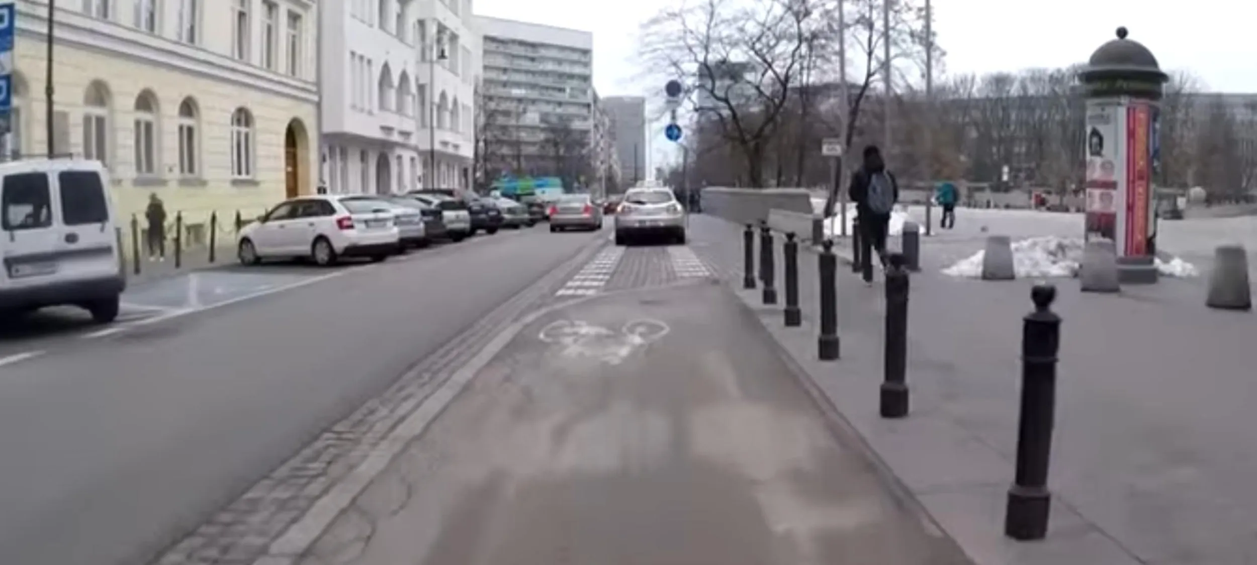 Blokuje drogę dla rowerów , i jeszcze w dodatku pyskuje i skacze do bitki ,pajac jeden.