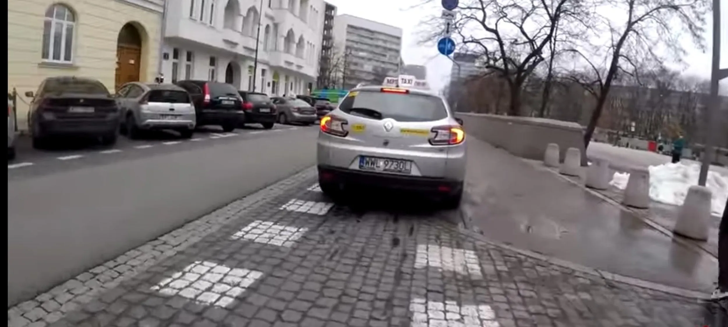 Blokuje drogę dla rowerów , i jeszcze w dodatku pyskuje i skacze do bitki ,pajac jeden.