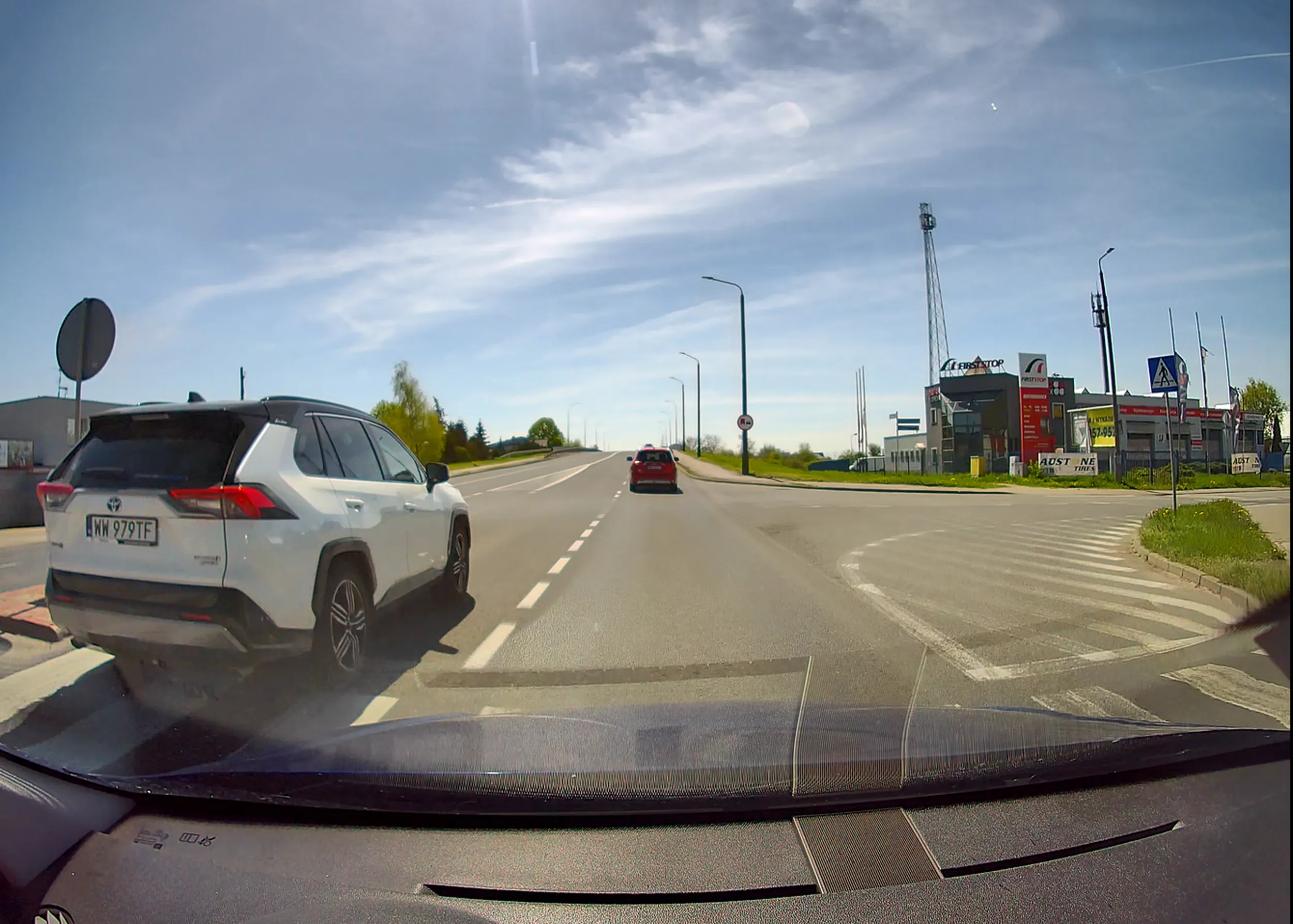 Wyprzedza na przejściu dla pieszych