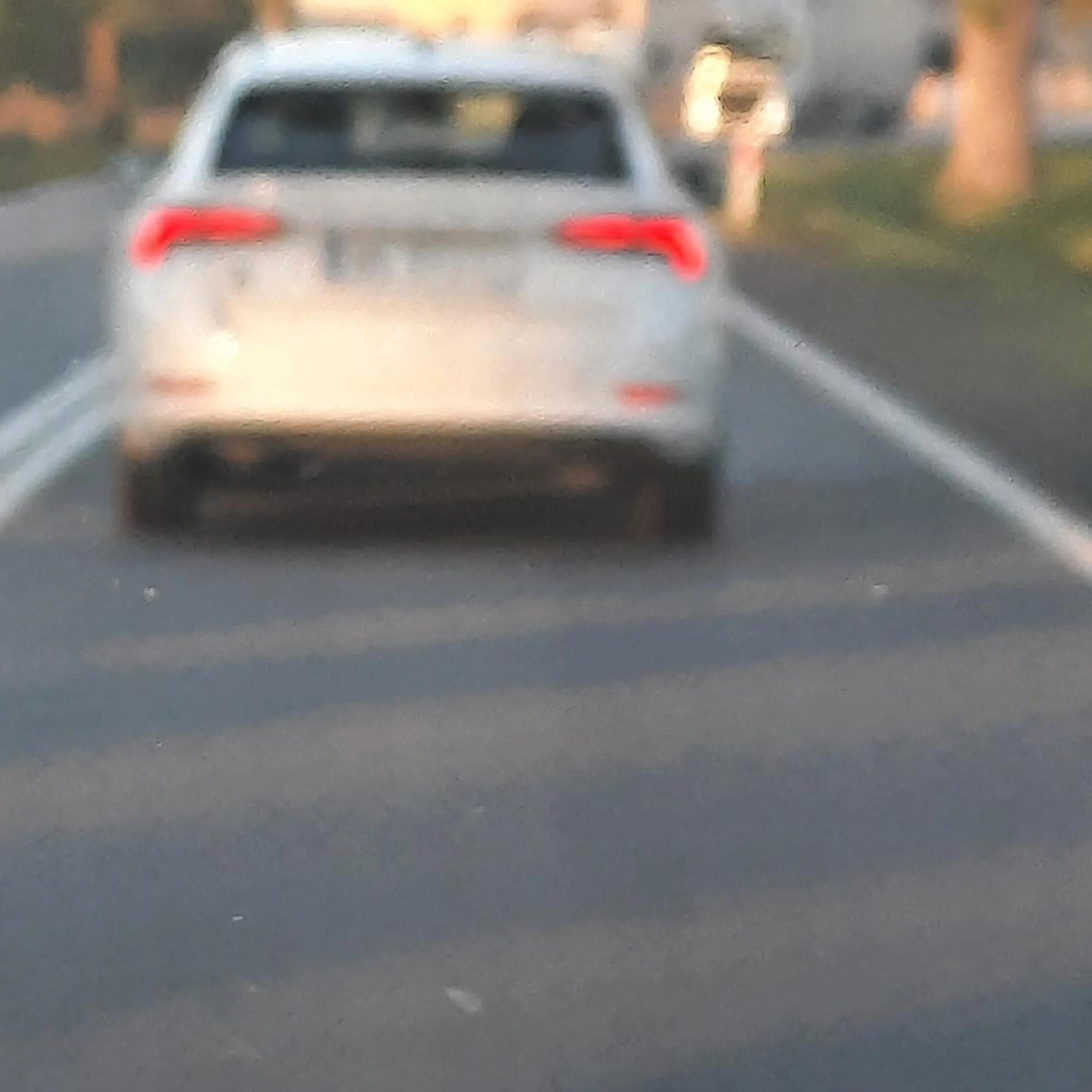 Siwy zezol, wciska się na wyprzedzanie, trąbi i blokuje