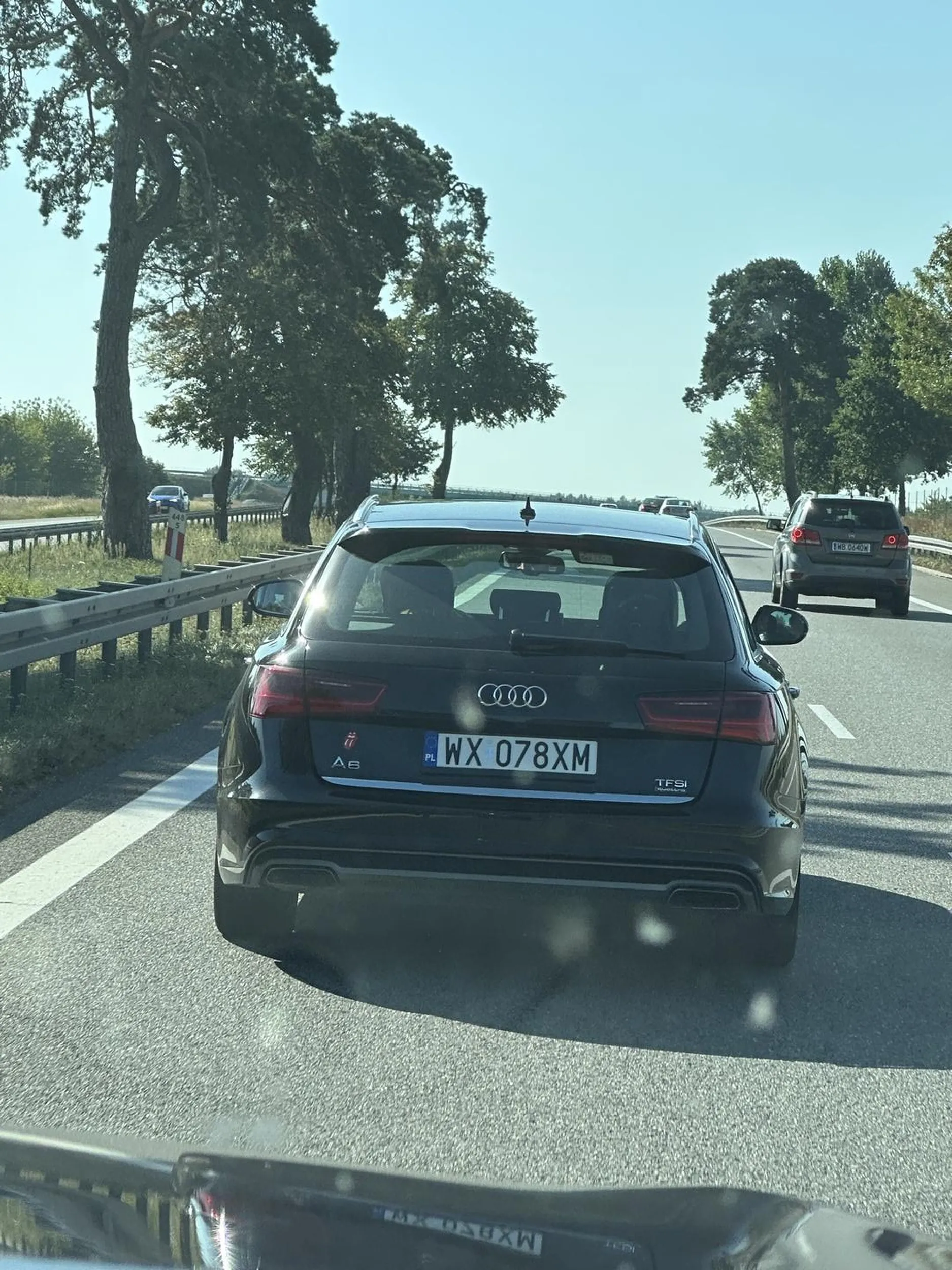 Król lewego pasa. Lusterka ma chyba po to żeby się przeglądać.