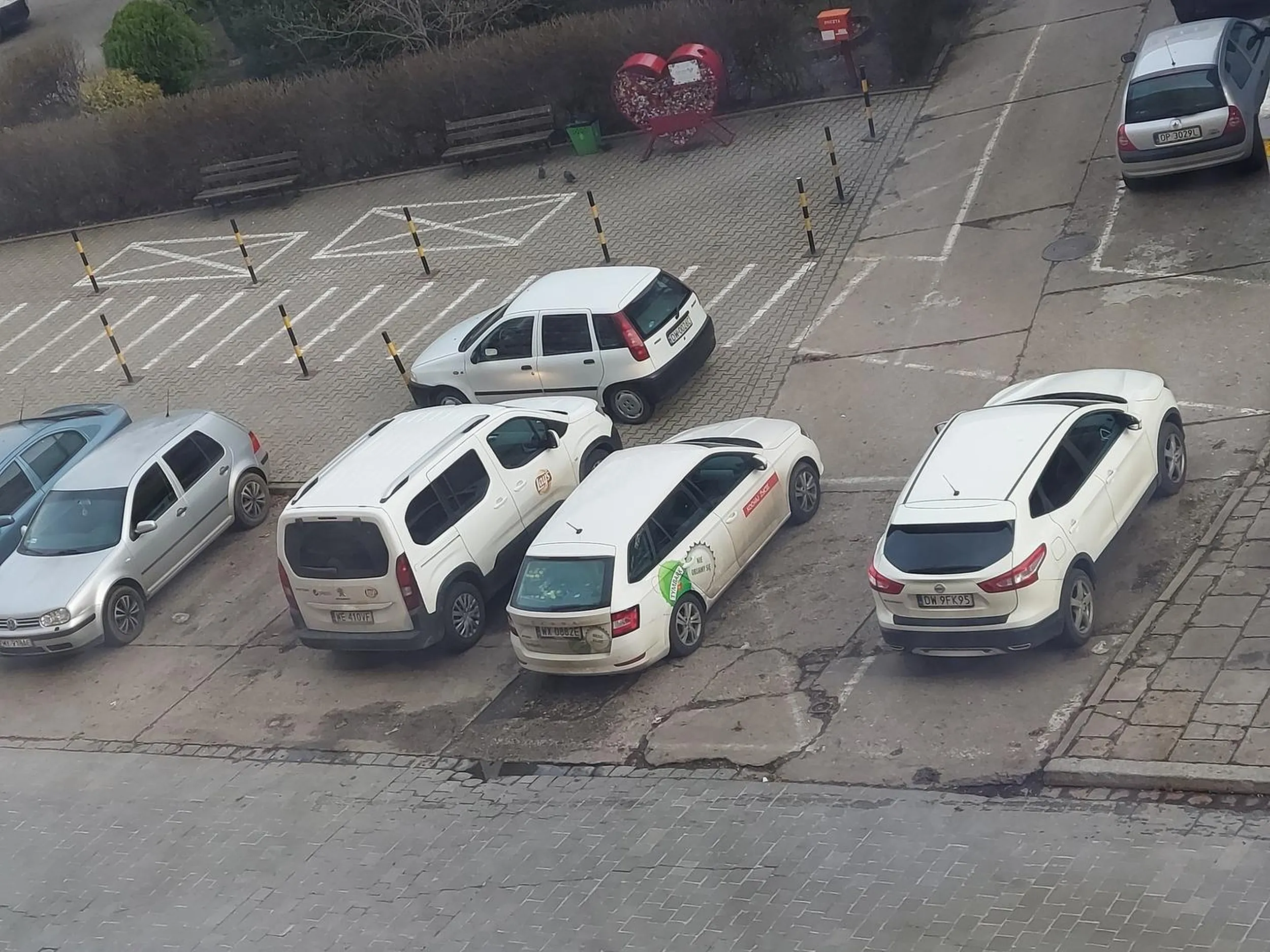 Przedstawiciel Tymbark jak zawsze się śpieszy i parkuje gdzie popadnie - np. na Kopercie blokując wyjazd innym autom.