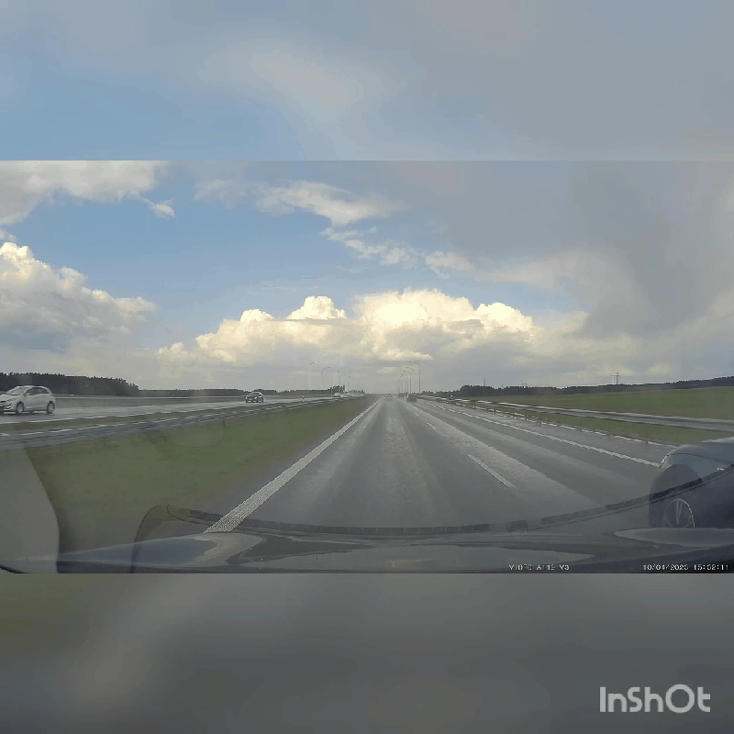 TOMASZ GUZIKOWSKI bez kierunkowskazu nieprawidłowo zmienia pas i wjeżdża tuż przed maskę. Następnie ten bandyta drogowy specjalnie hamuje narażając innych uczestników ruchu na niebezpieczeństwo utraty życia lub zdrowia.