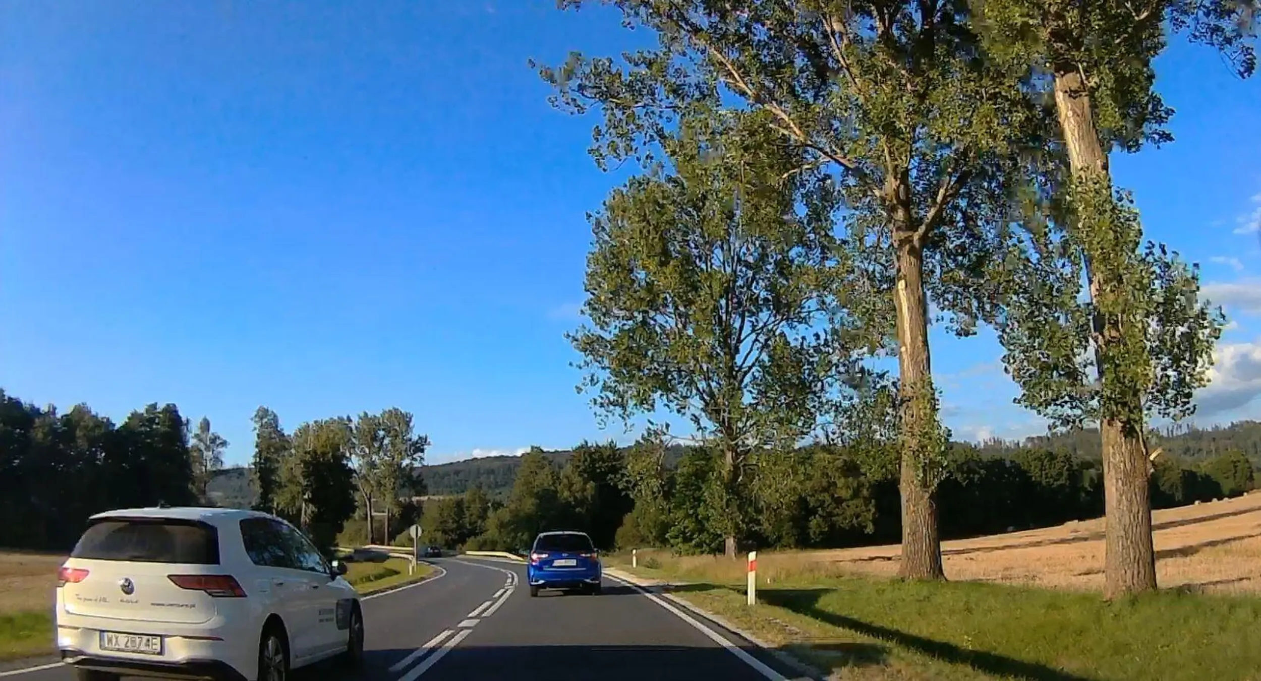 Wyprzedzacz, łuk drogi, podwójna ciągła... Nic tam, lecę, a później wciskam się w ostatniej chwili. The Bill.