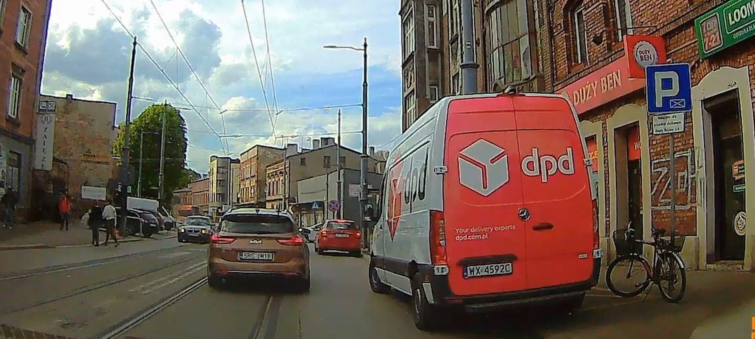 Kurier jak to kurier, ma wszystkich w poważaniu. Parkowanie tuż przed przejściem i jego skuteczne zasłanianie. Do tego stoi w połowie na kopercie tylko dla Poczty Polskiej. Dobrze, że do tego nie pije wody z wiadra, widocznie ma IQ przynajmniej 40.