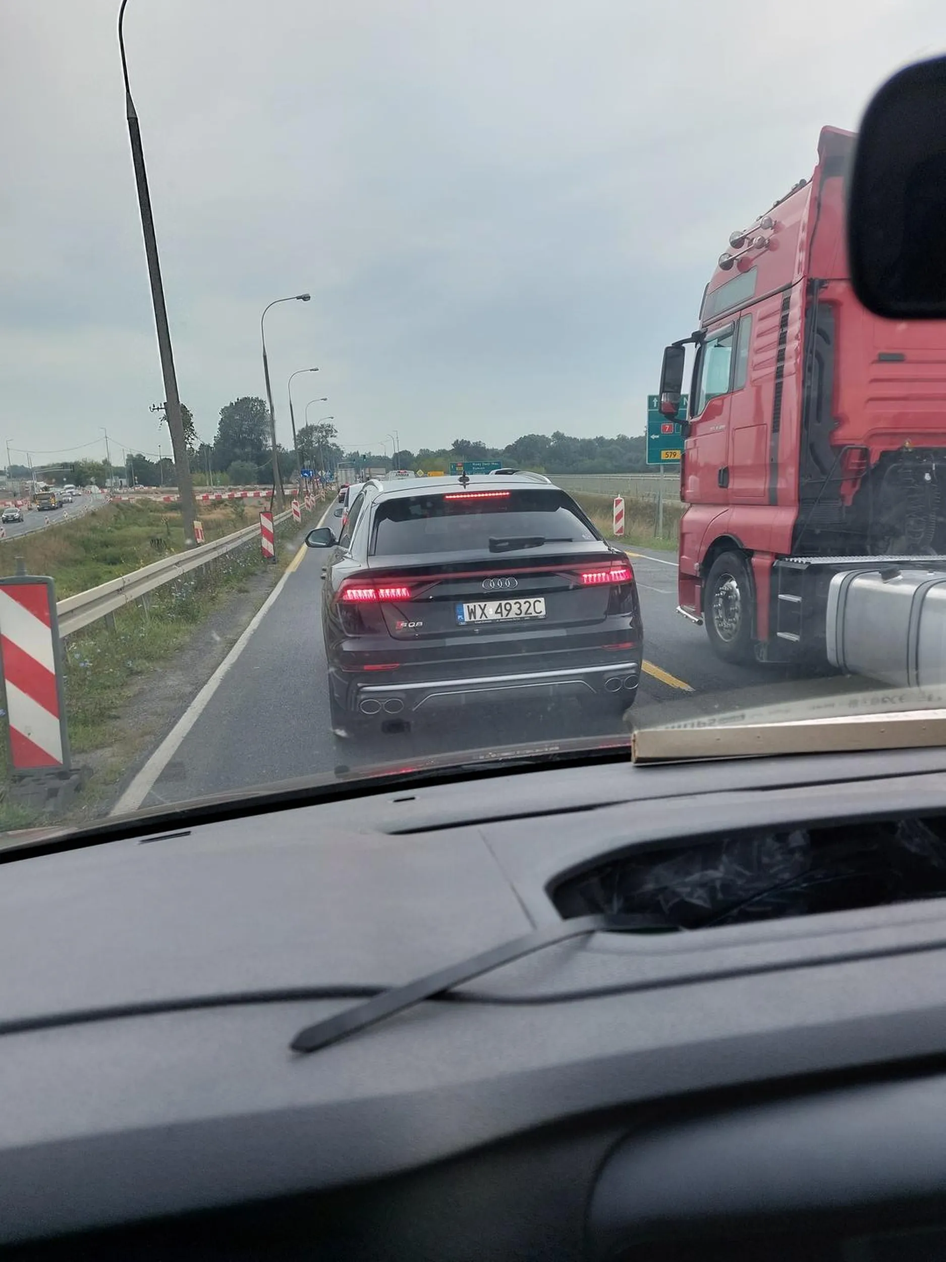 Bandyta drogowy. Przyśpiesza w trakcie wyprzedzania go, żeby tylko nie dać sie wyprzedzić i ironicznie szczerzy ryj. A potem zajeżdża drogę i nie używa kierunkowskazów zmieniając pasy ruchu.