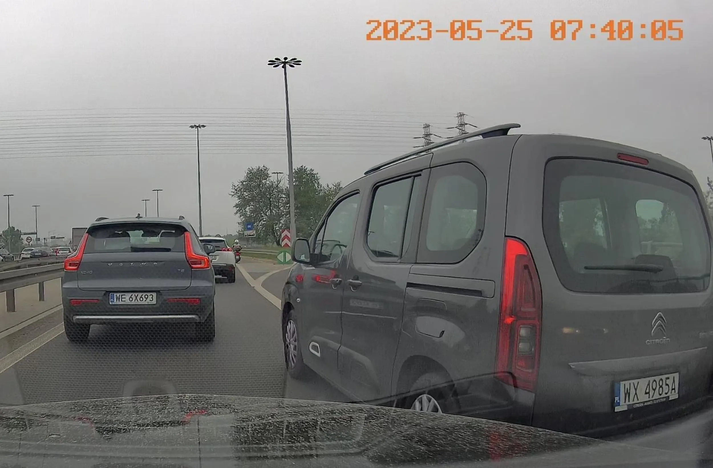 Cham wpycha się na ciągłej próbując doprowadzić do kolizji.