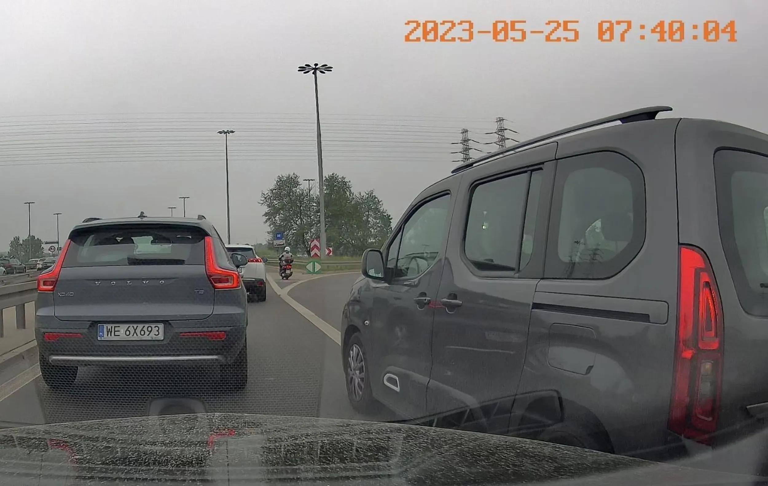 Cham wpycha się na ciągłej próbując doprowadzić do kolizji.