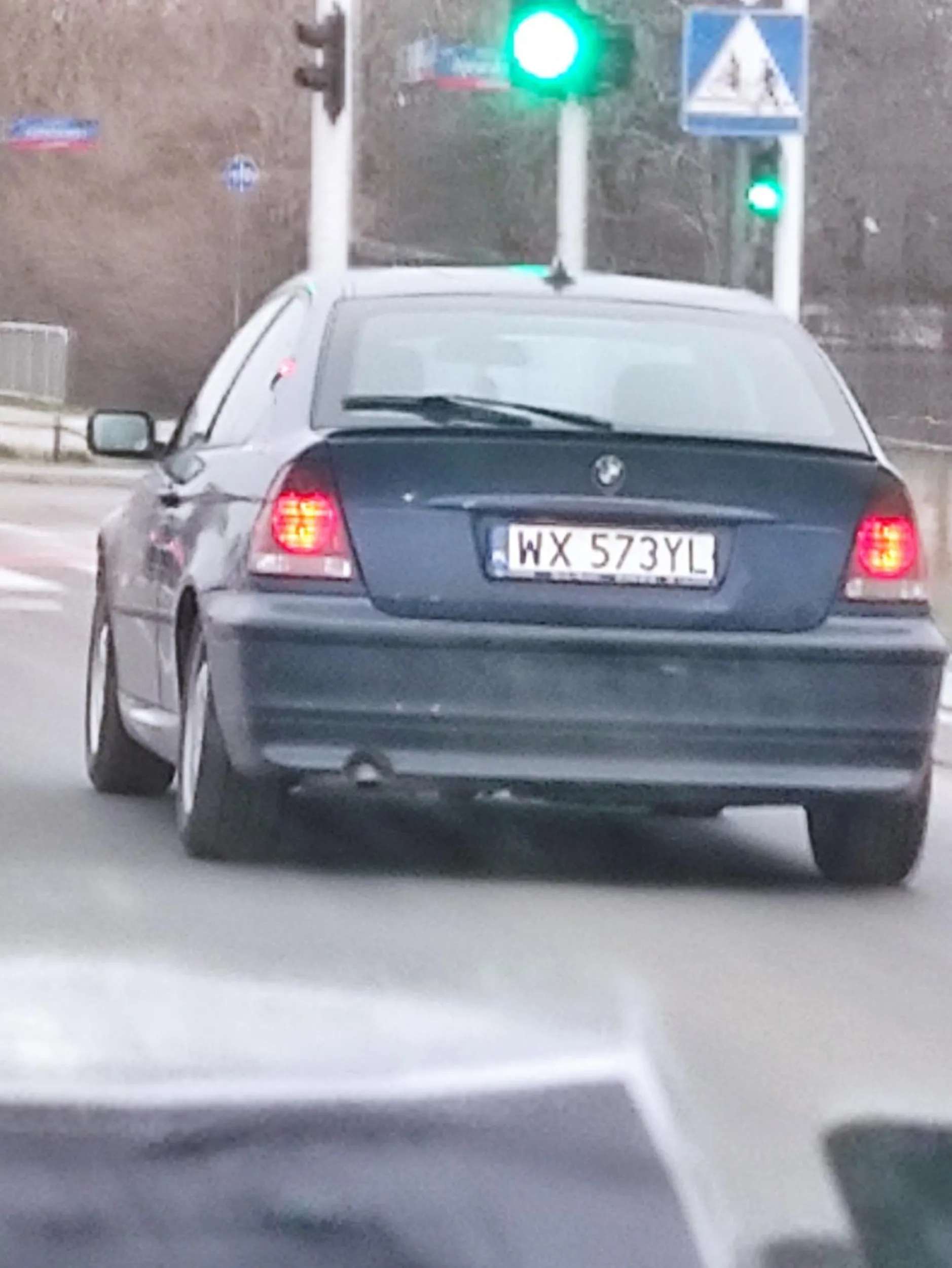 Kretyn nie wie, że piesi mają pierwszeństwo na przejściu oraz że jeżeli inny kierowca na pasie obok się zatrzyma przed przejściem, to on też ma taki obowiązek! Godzina 14:40 Gagarina przy Czeskiej, szkoda, że nie mam kamery w samochodzie, bo bym cię zgłosił za spowodowanie zagrożenia drogowego