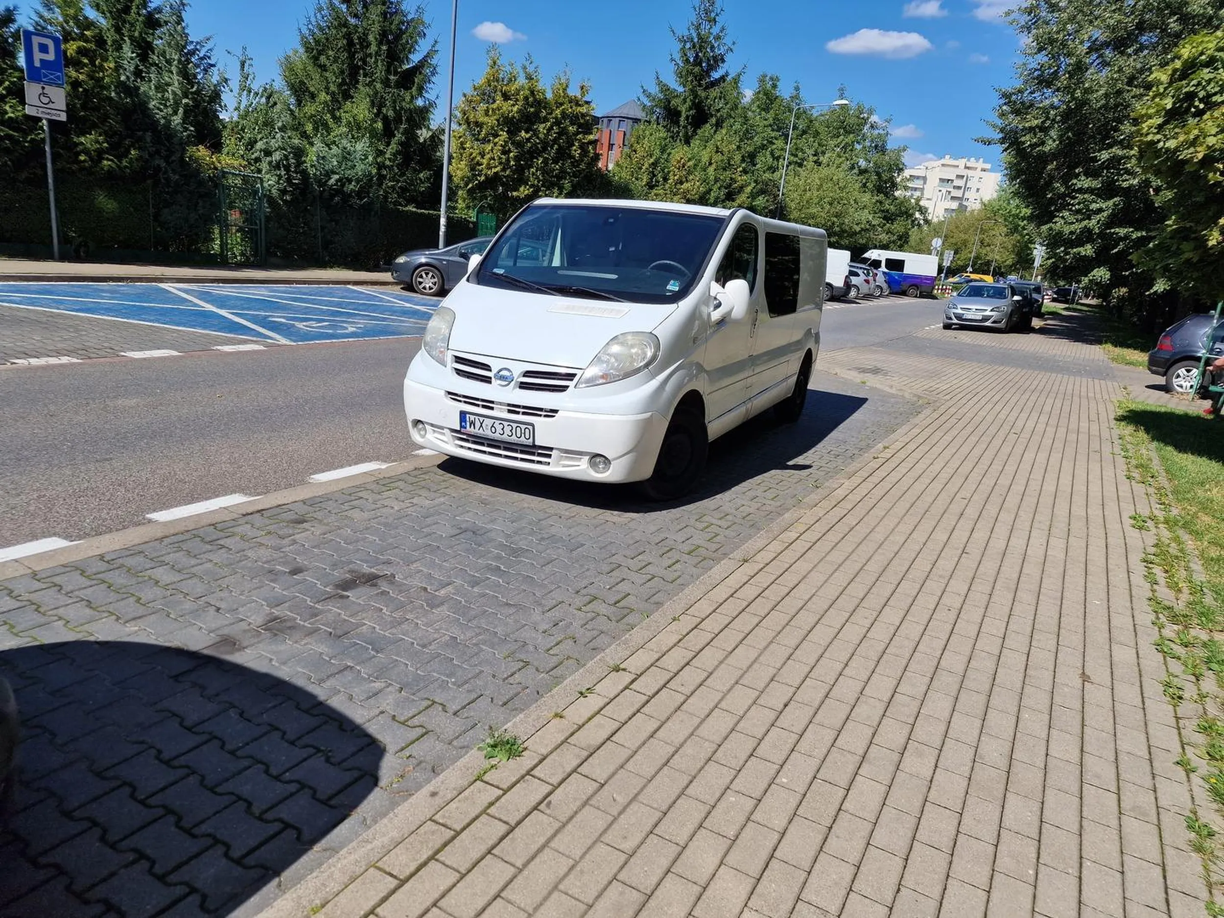 Leniwy IGNORAT nie umie parkować swoim samochodem równolegle, więc parkuje PRZODEM NA DWÓCH MIEJSCACH. Egoistyczny tłuku, następnym razem dostaniesz karniaka