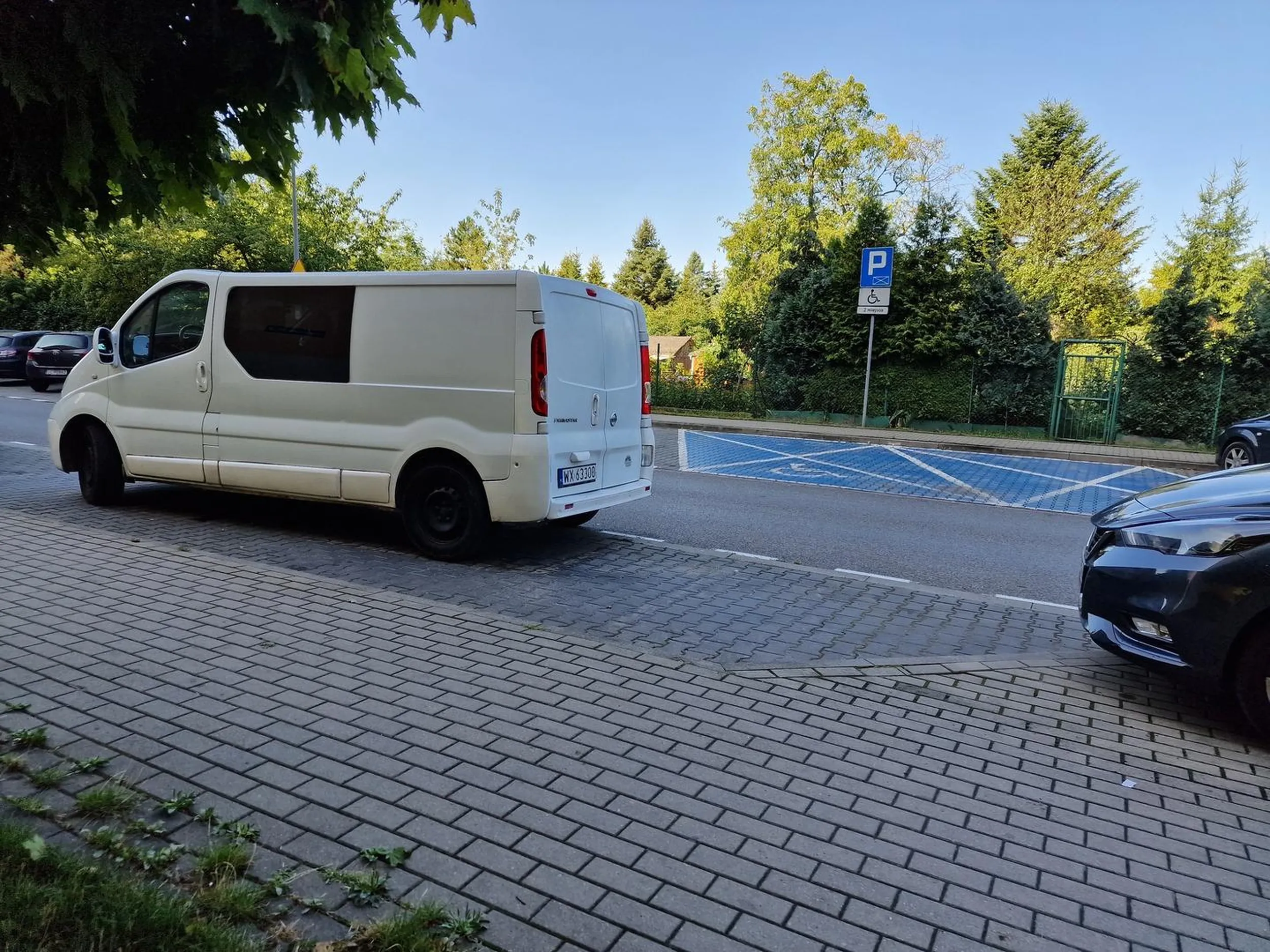 Leniwy IGNORAT nie umie parkować swoim samochodem równolegle, więc parkuje PRZODEM NA DWÓCH MIEJSCACH. Egoistyczny tłuku, następnym razem dostaniesz karniaka