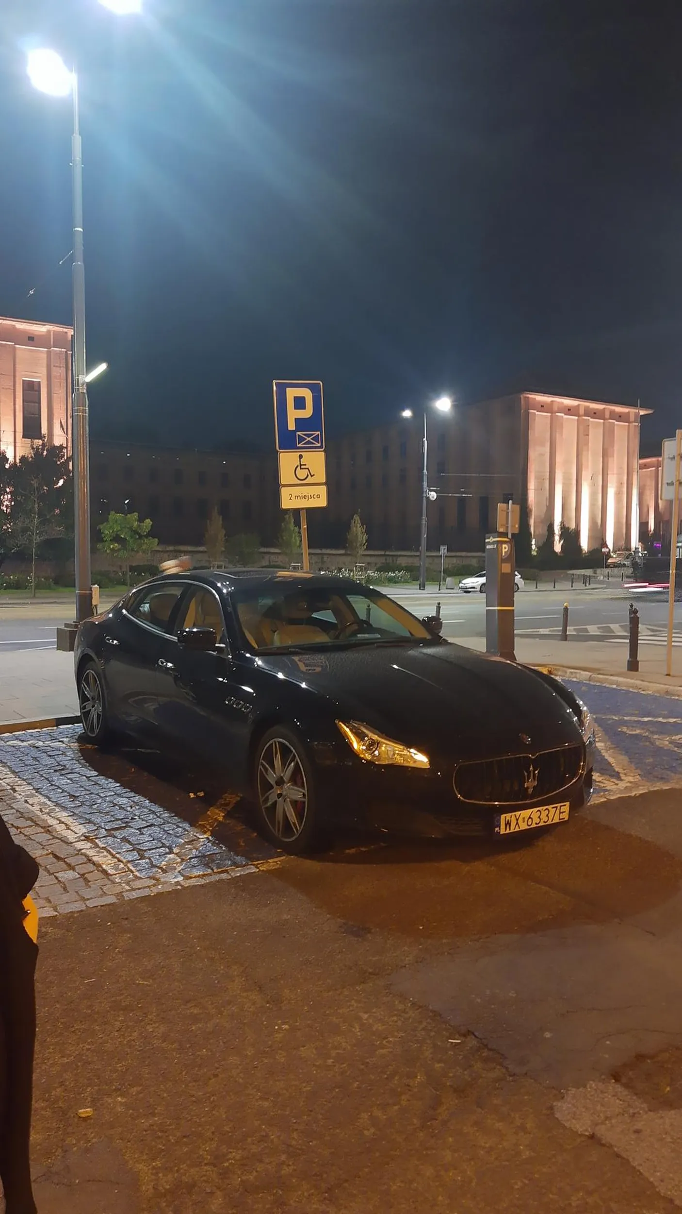 Bezdomni jeżdżą Maybachami a inwalidzi Maserati.