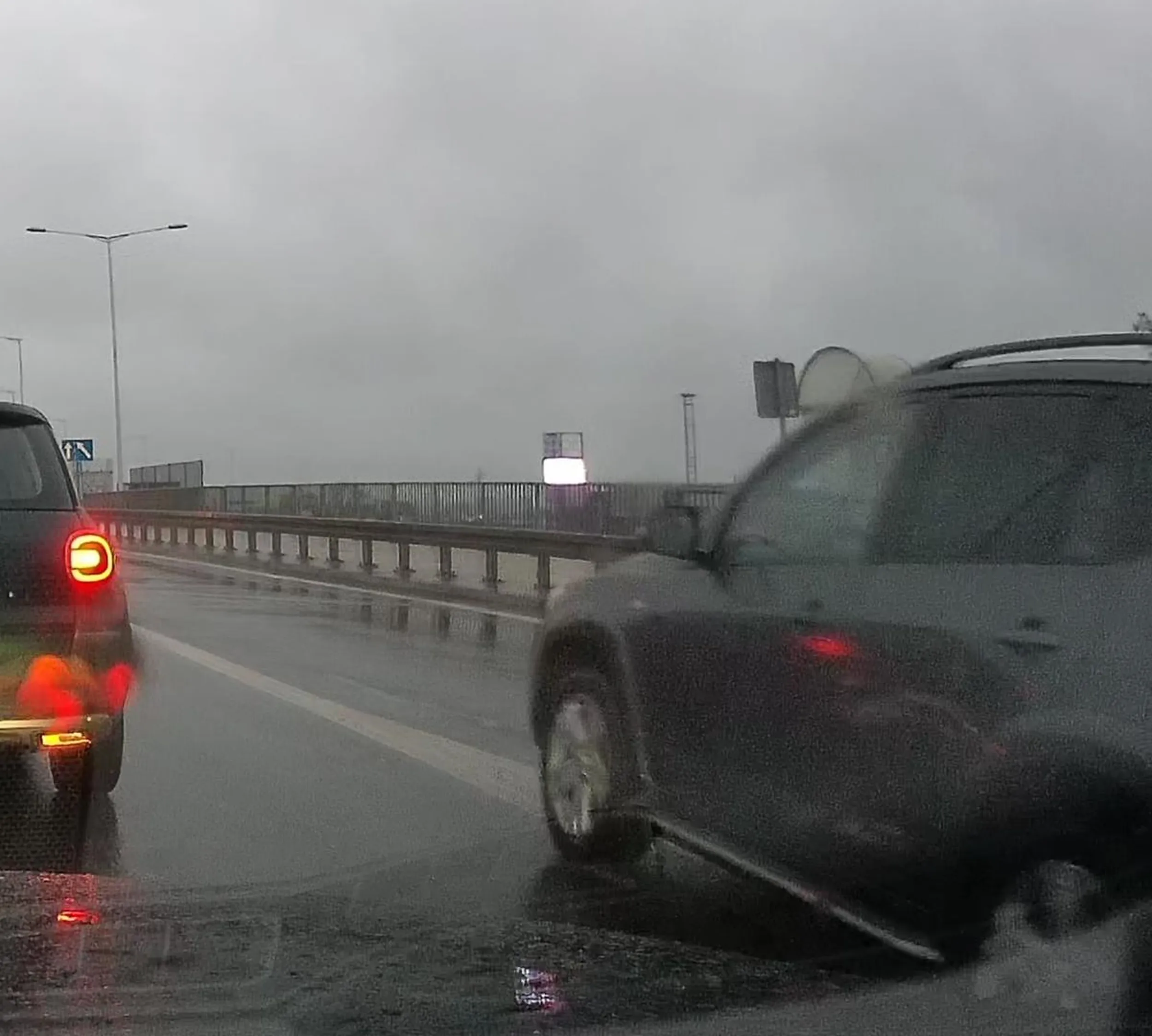 Cwaniaczek omija korek po powierzchni wyłączonej oraz linii ciągłej.