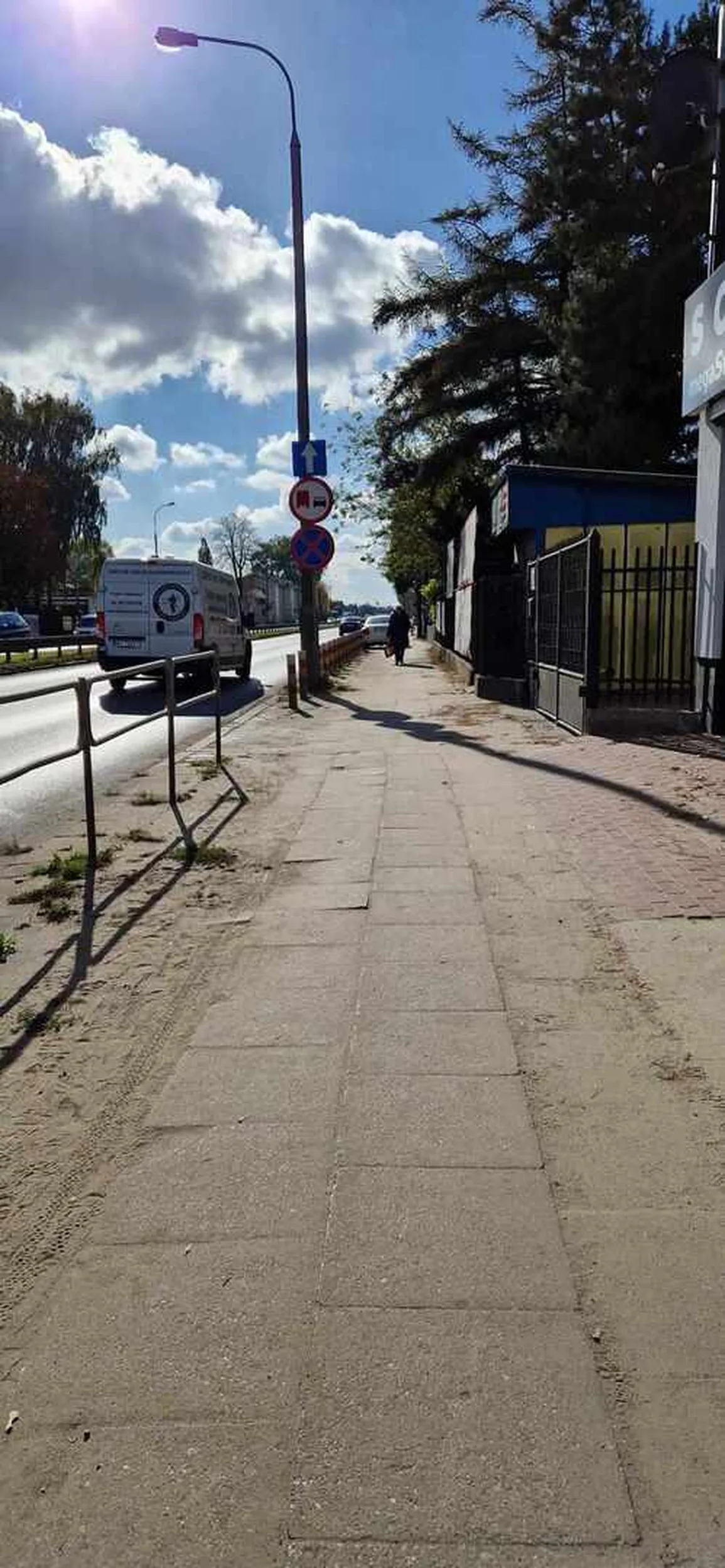 To ja jeszcze dołożę że kierowca parkuje sobie na zakazie.