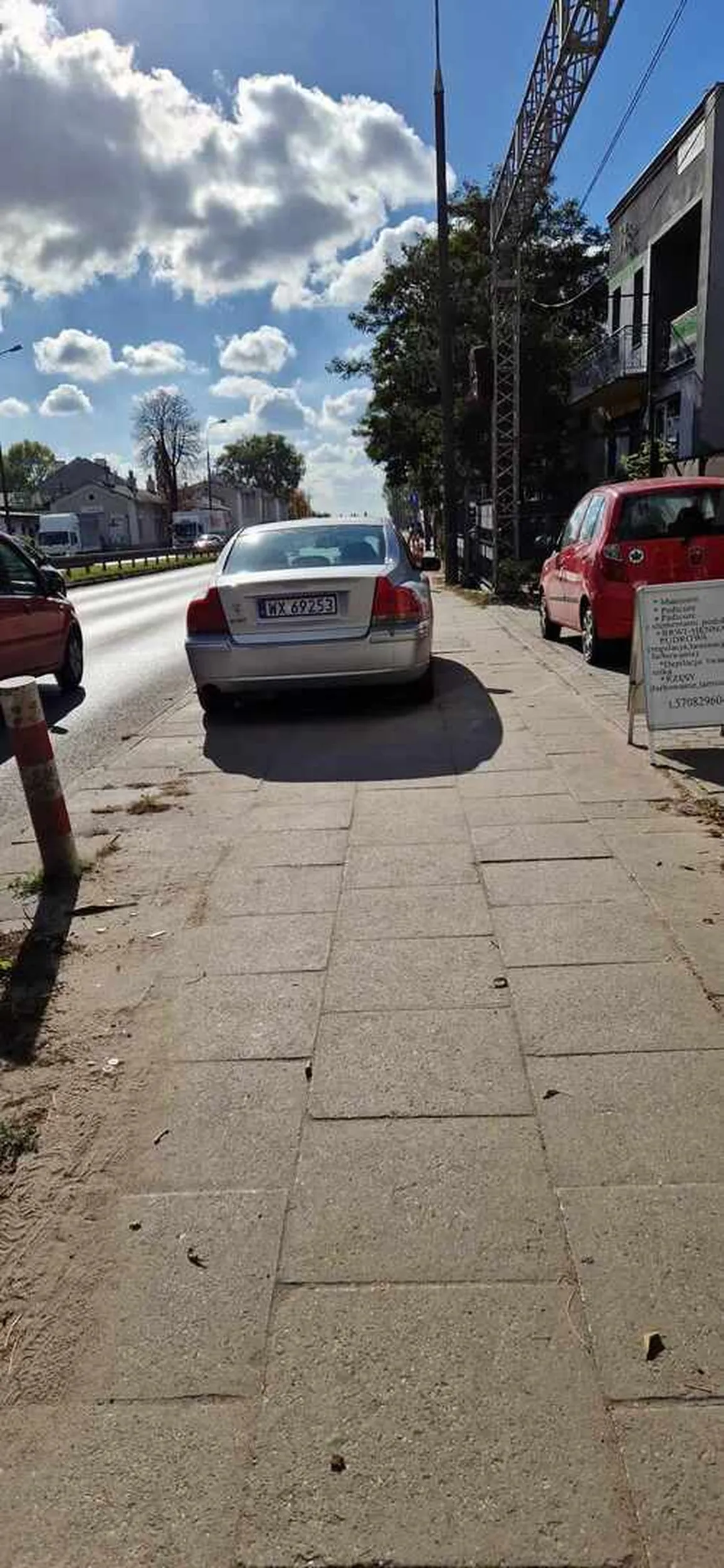 To ja jeszcze dołożę że kierowca parkuje sobie na zakazie.