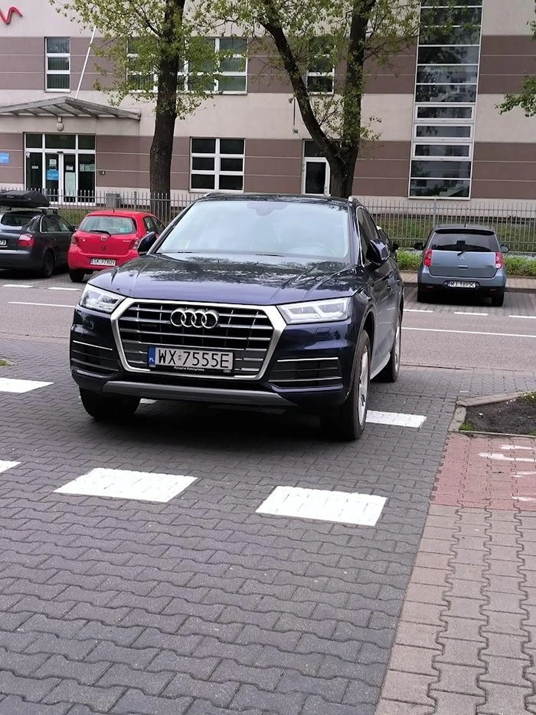 w salonie sobie zaparkuj