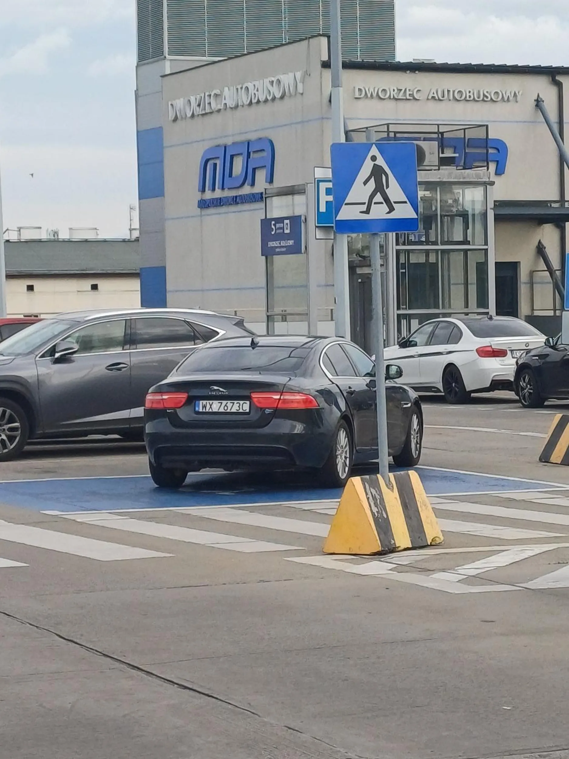Brak komentarza. Przyjechał na skróty po pasach na parkingu Dworca Głównego