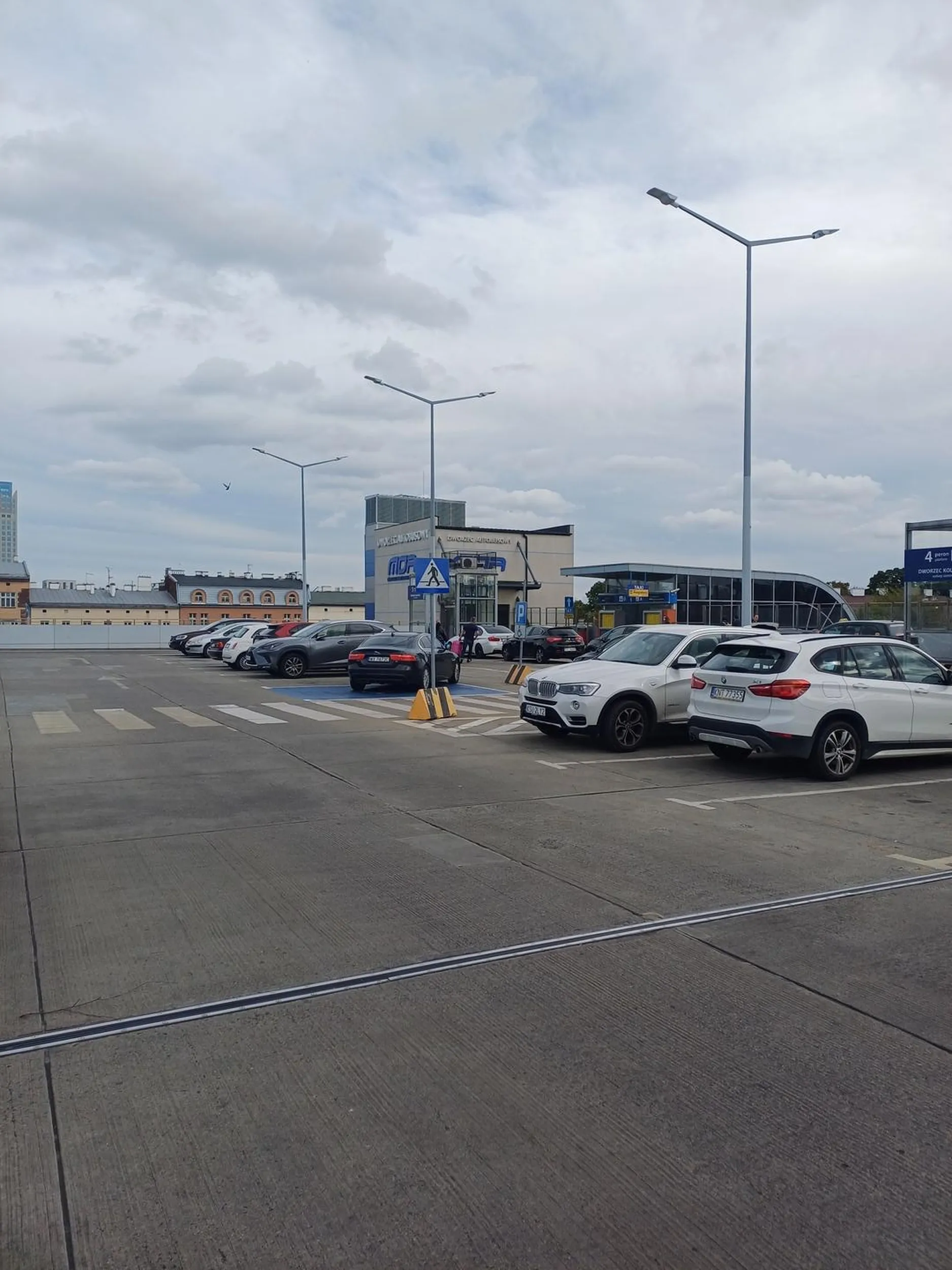 Brak komentarza. Przyjechał na skróty po pasach na parkingu Dworca Głównego