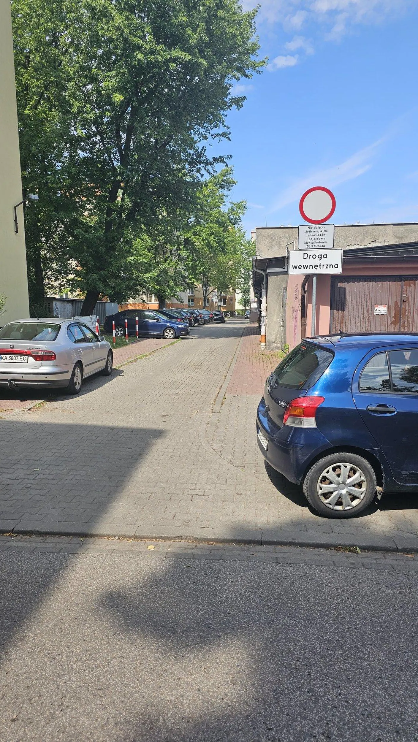 Wjazd pod zakaz ruchu B-1, parkowanie w strefie ZGN bez identyfikatora / bez zezwolenia