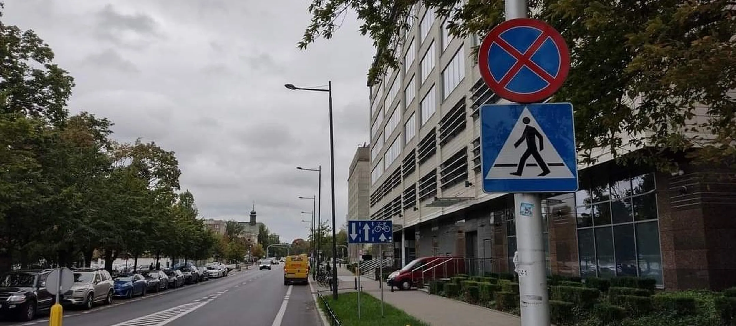 Na Bonifraterskiej dzień jak co dzień. No ale przecież on jest w pracy i nikomu nie przeszkadza.