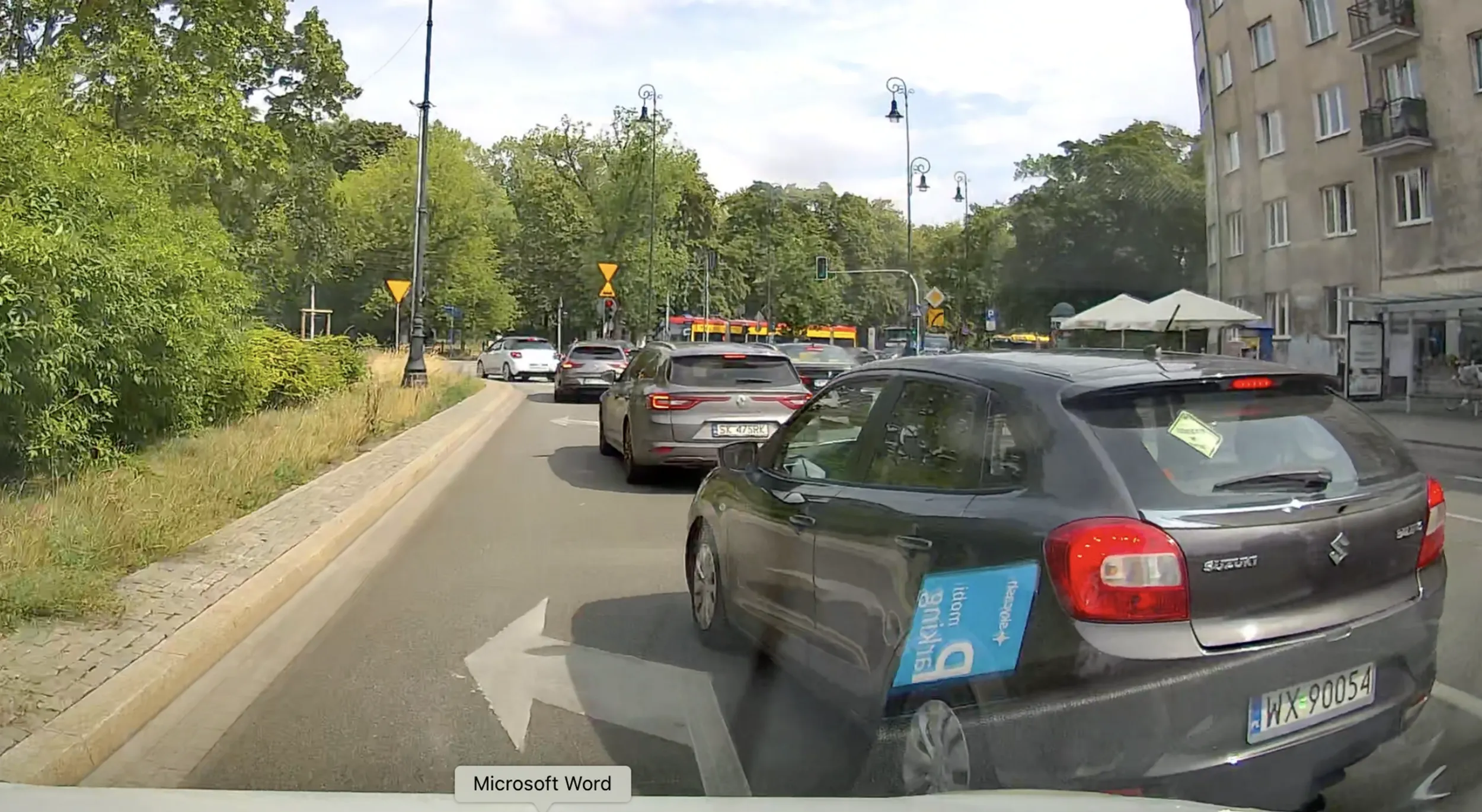 Bez refleksji, niebezpiecznie, wymusza pierwszeństwo, później hamuje i tworzy niebezpieczne sytuacje. Na szybie naklejka dziecko w aucie - zero wyobraźni.