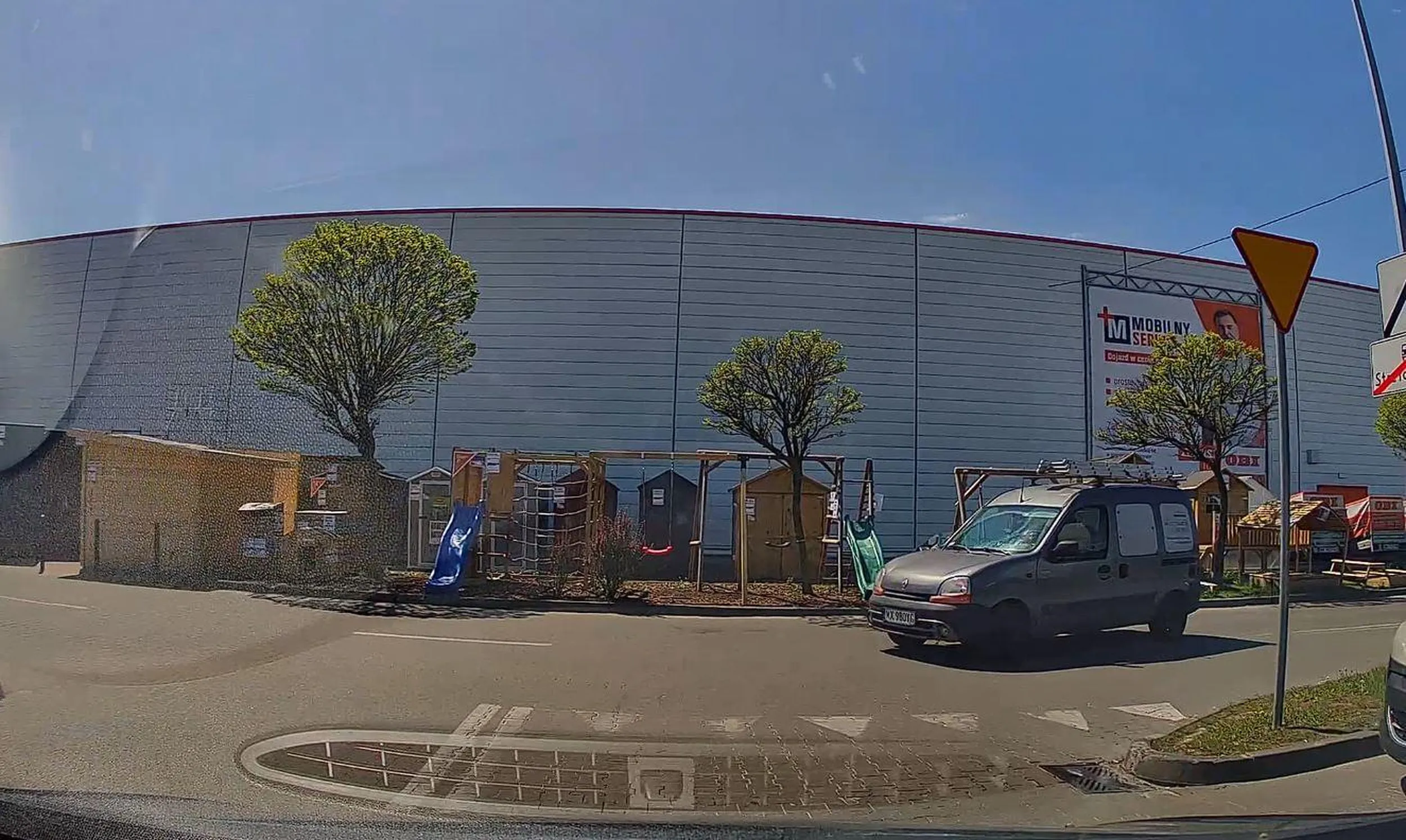 Naucz się ślepaku jeździć stary, przydałoby Ci się ze dwa zęby wybić za te ścinanie zakrętu