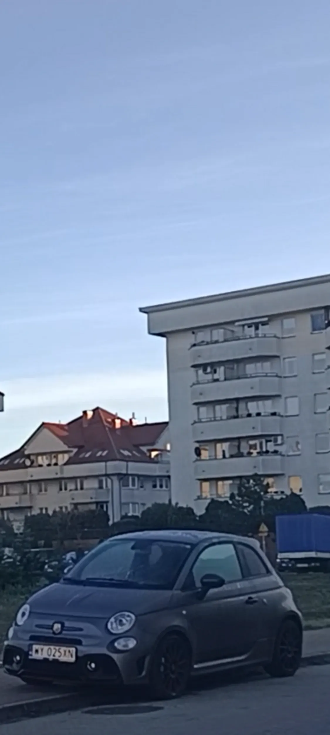 Stoi na zakazie zatrzymywania się i postoju oraz na chodniku. Nie mogłem rano przejść po chodniku, więc się wysikałem na samochód.